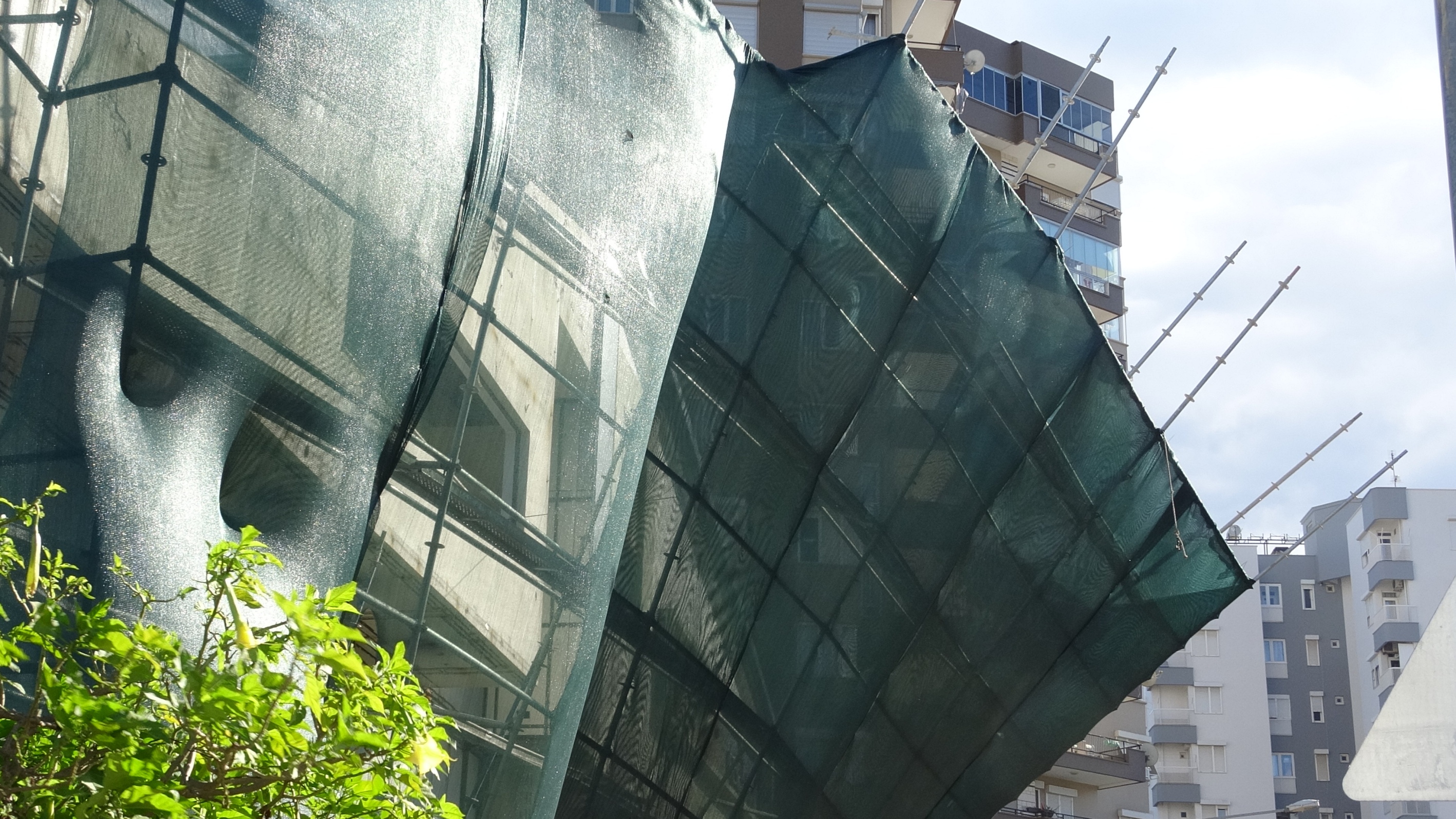 Antalya'da Şiddetli Rüzgar Inşaat Iskelesini Yerinden Söktü (5)