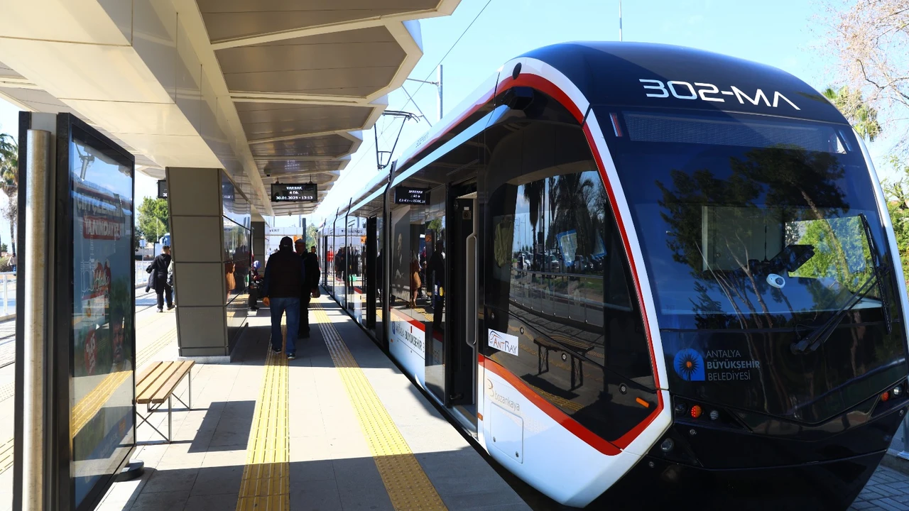 Antalya’da Yağış Nedeniyle Durdurulan Tramvay Seferleri Yeninden Başladı (2)-2