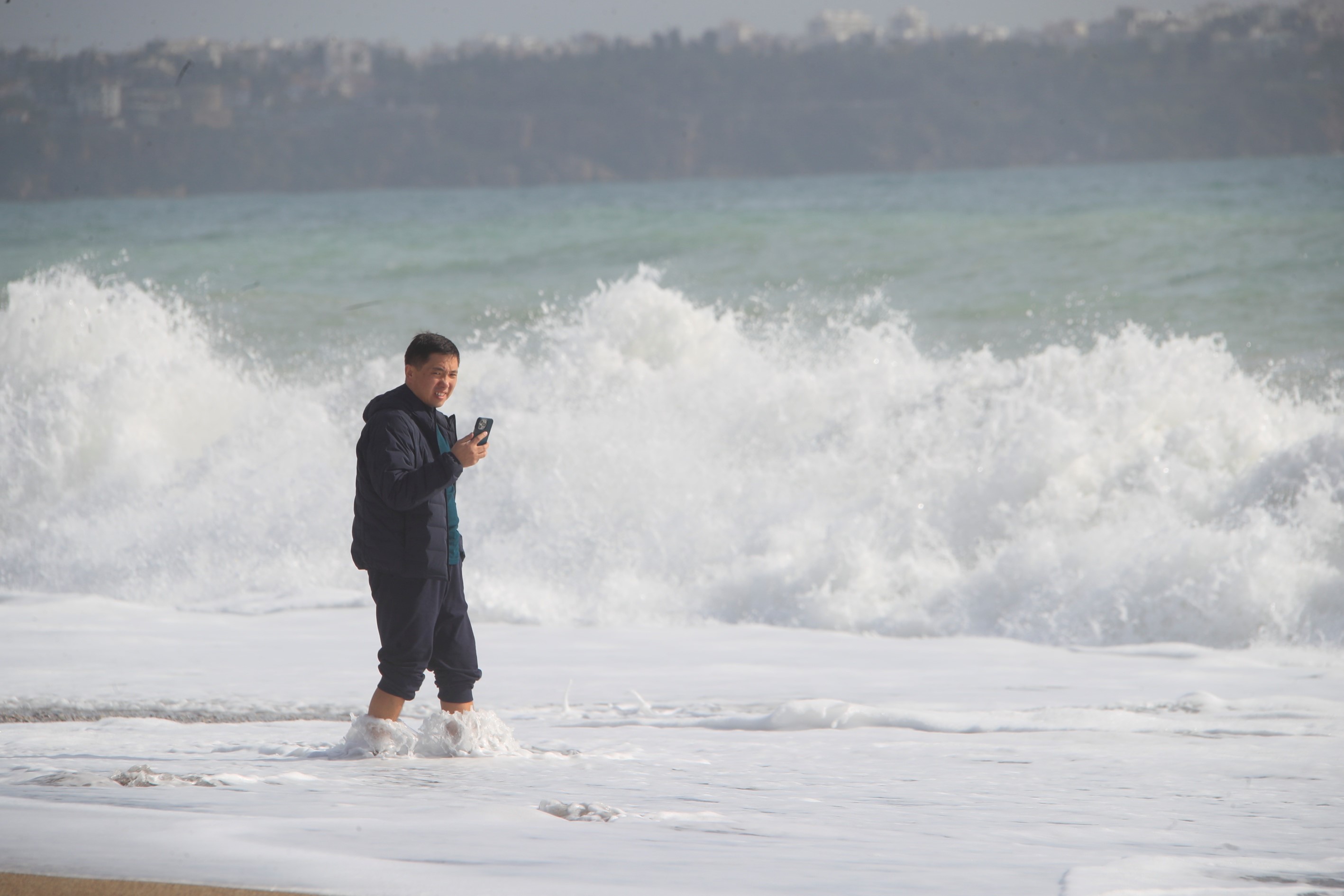 Antalya’da Yağıştan Bıkan Vatandaşlar Kendini Sahille Attı (1)