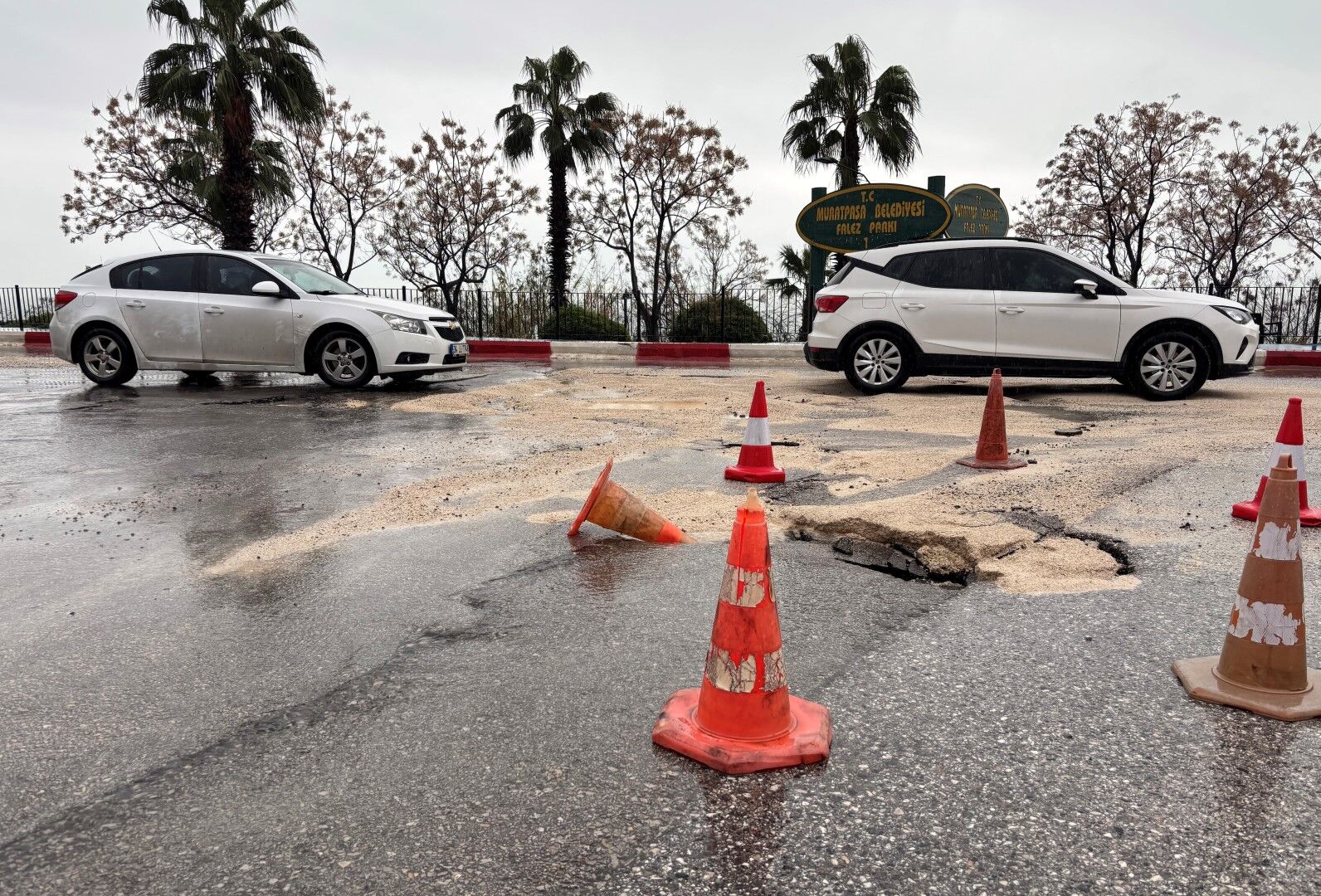 Antalya’da Yol Çöktü (3) (Large)