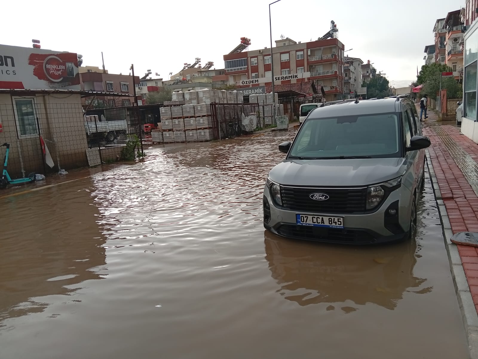 Antalya’da Yollar Dereye Döndü (4)