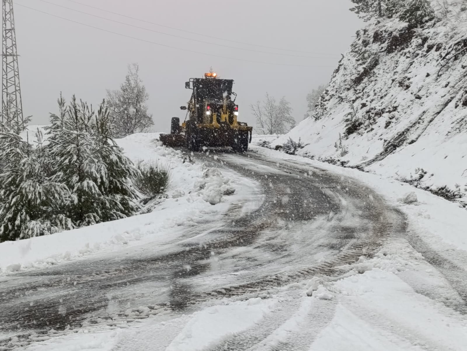 Antalya’da Yollar Kapandı Vatandaş Yolda Kaldı (1)