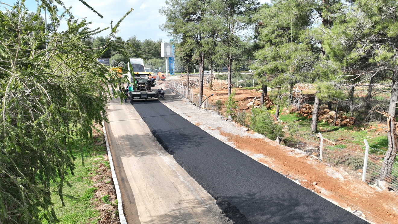Antalya’da Yollara Yağış Sonrası Bakım Mesaisi (1)