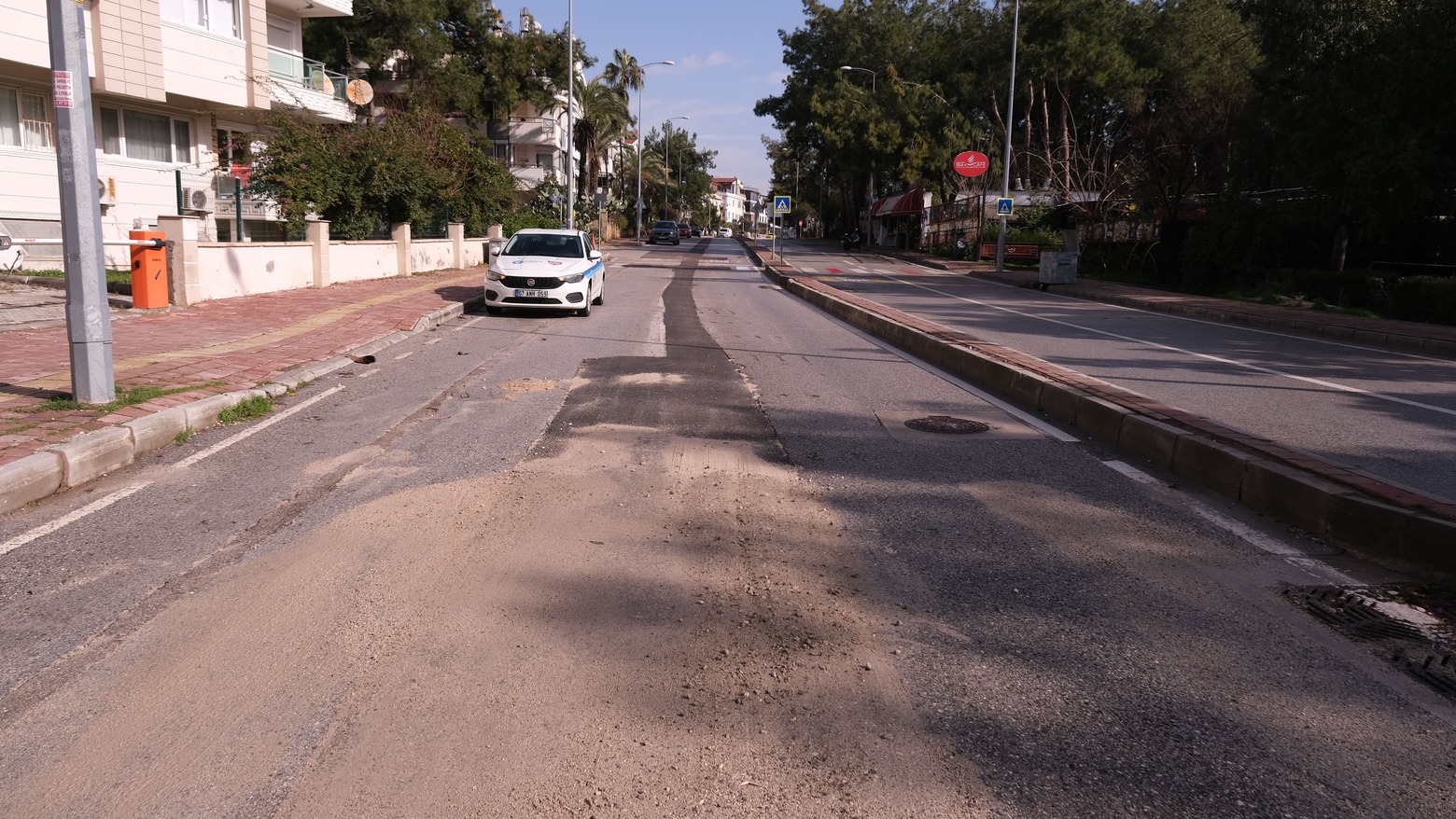 Antalya’da Yollara Yağış Sonrası Bakım Mesaisi (3)