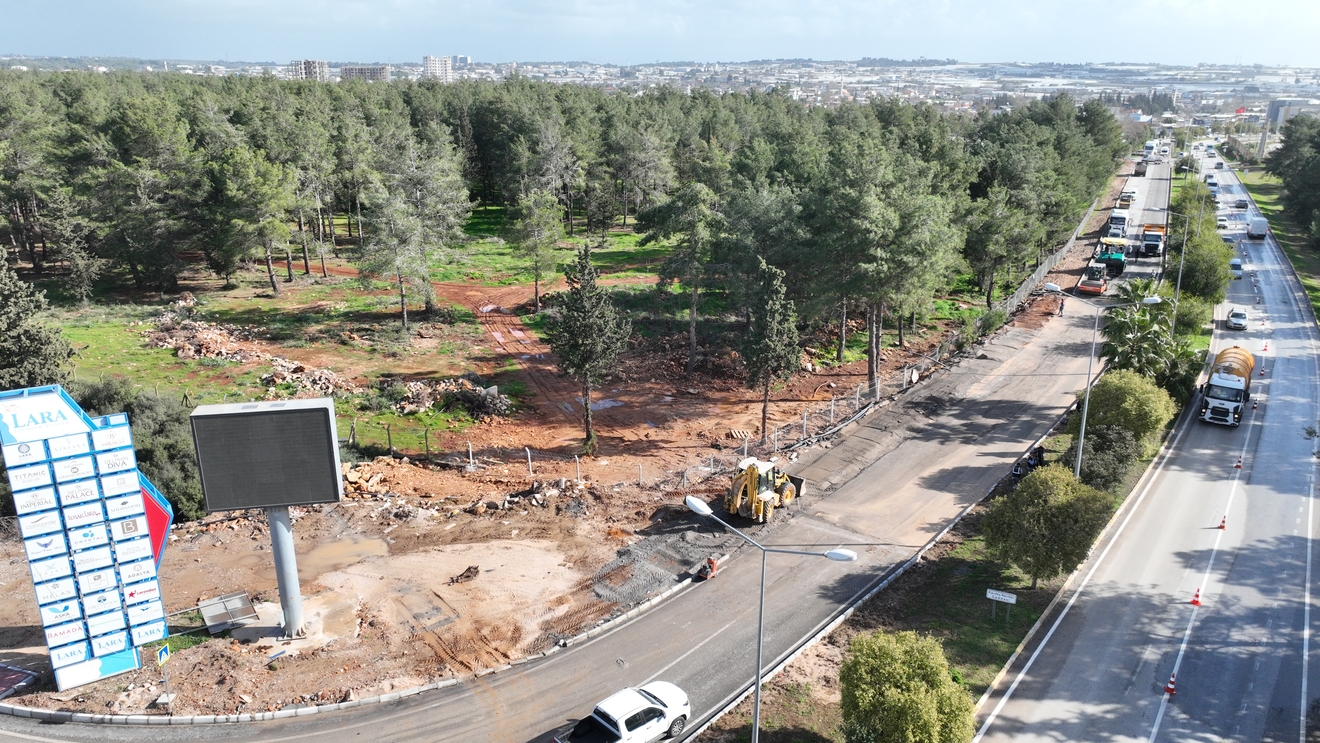 Antalya’da Yollara Yağış Sonrası Bakım Mesaisi (5)