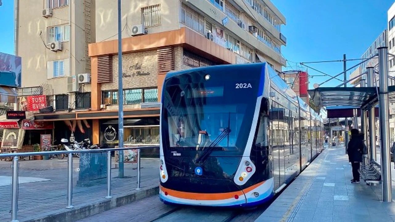 Antalya’daki Etkili Yağış Nedeniyle Tramvay Seferleri Durduruldu (1)