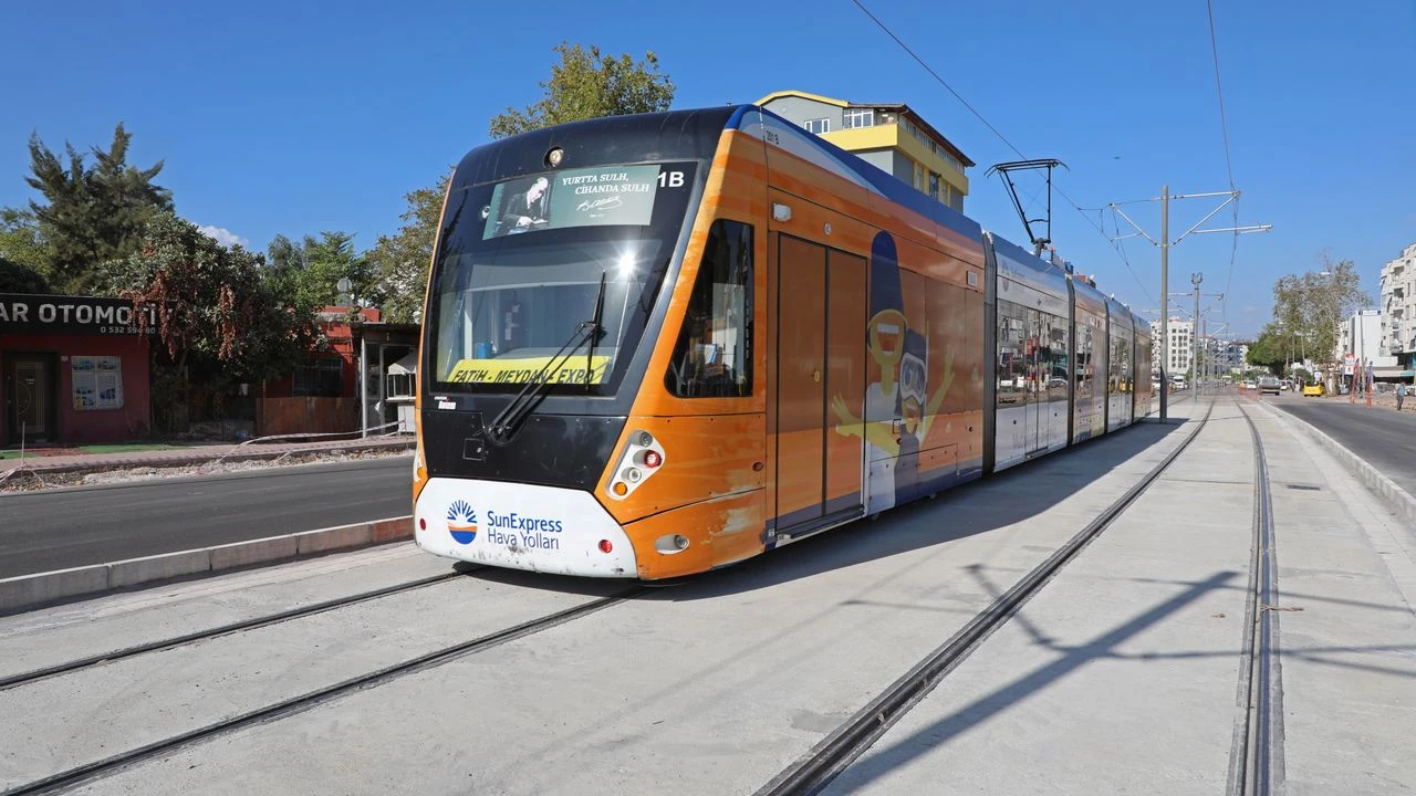 Antalya’daki Etkili Yağış Nedeniyle Tramvay Seferleri Durduruldu (2)