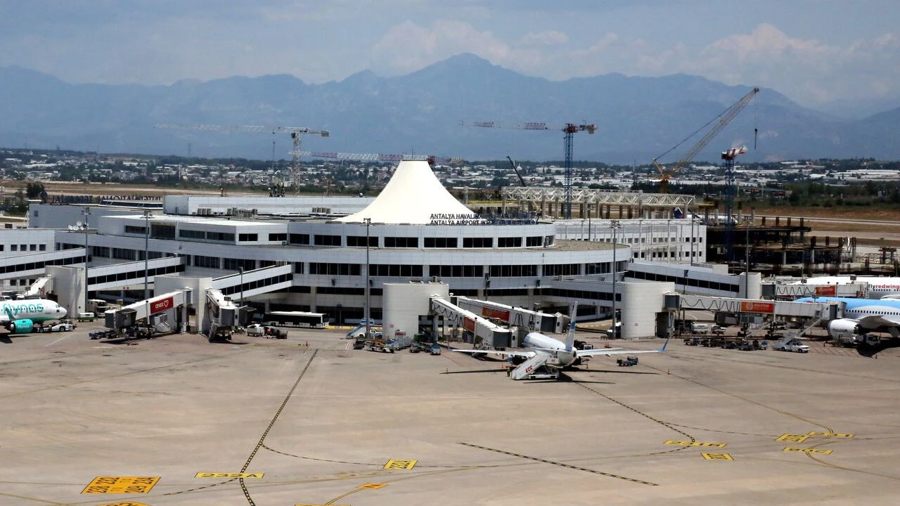 Antalya’daki Fırtına Uçuşları, Şirketler Yolcuyu Vurdu (3)