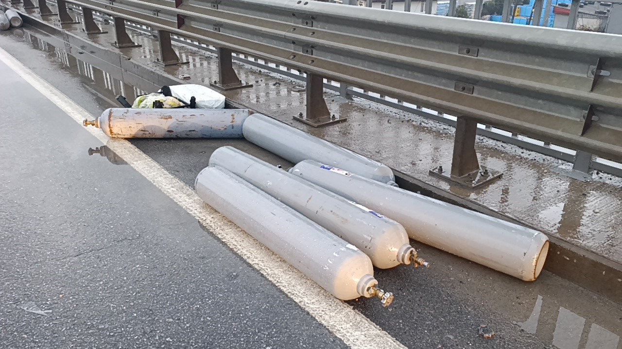 Antalya’daki Kamyonet Kazasında Tüpler Yola Saçıldı (3)