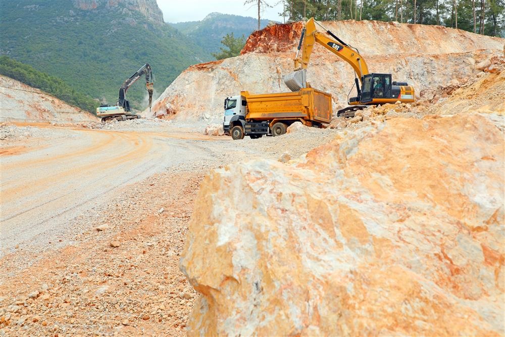Antalya’daki Yol Projesi Ağır Araçlara Dayanamadı (1)İi̇