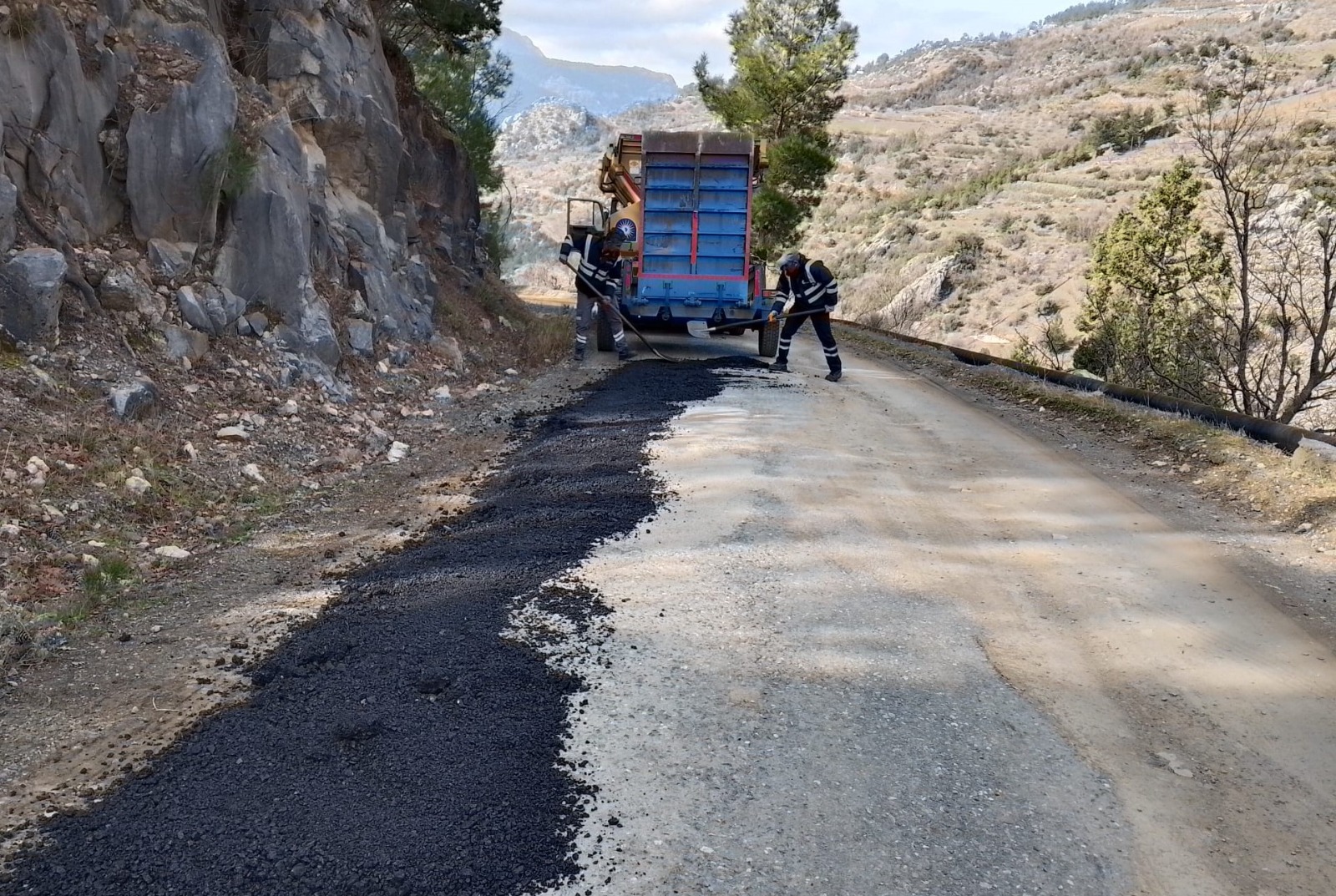Antalya’daki Yol Projesi Ağır Araçlara Dayanamadı (2)