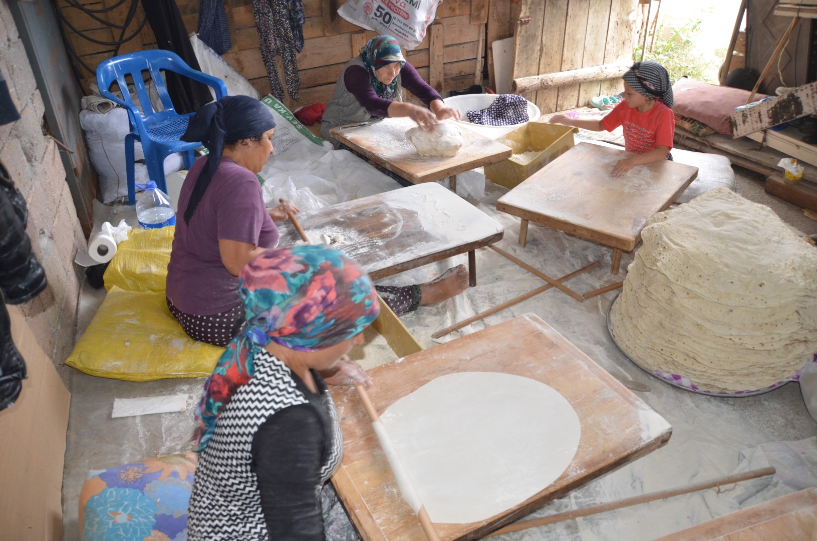 Antalyalı Kadınların Imece Usulü Yufka Ekmek Mesaisi (2)