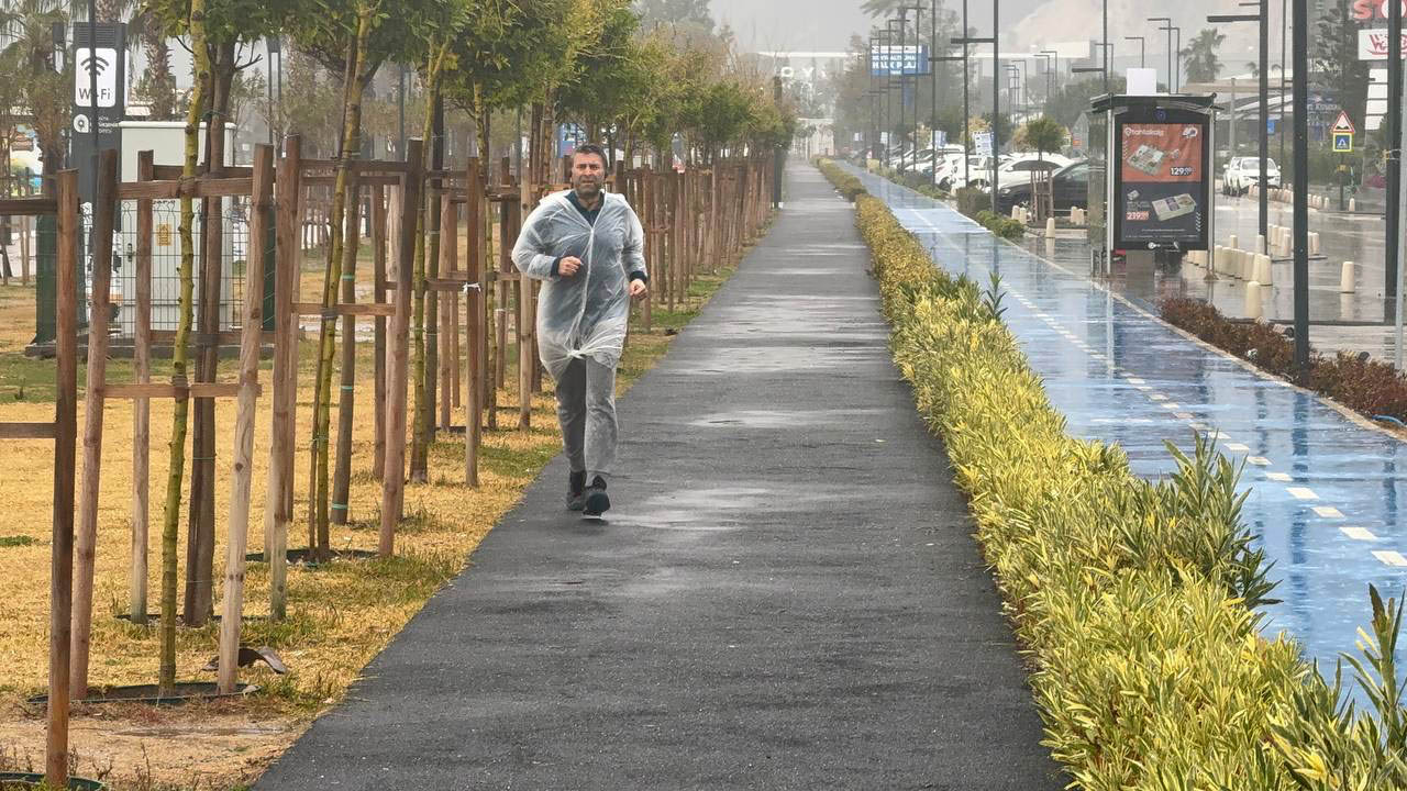 Antalya’nın Dünyaca Ünlü Konyaaltı Sahili Kahverengine Döndü (3)
