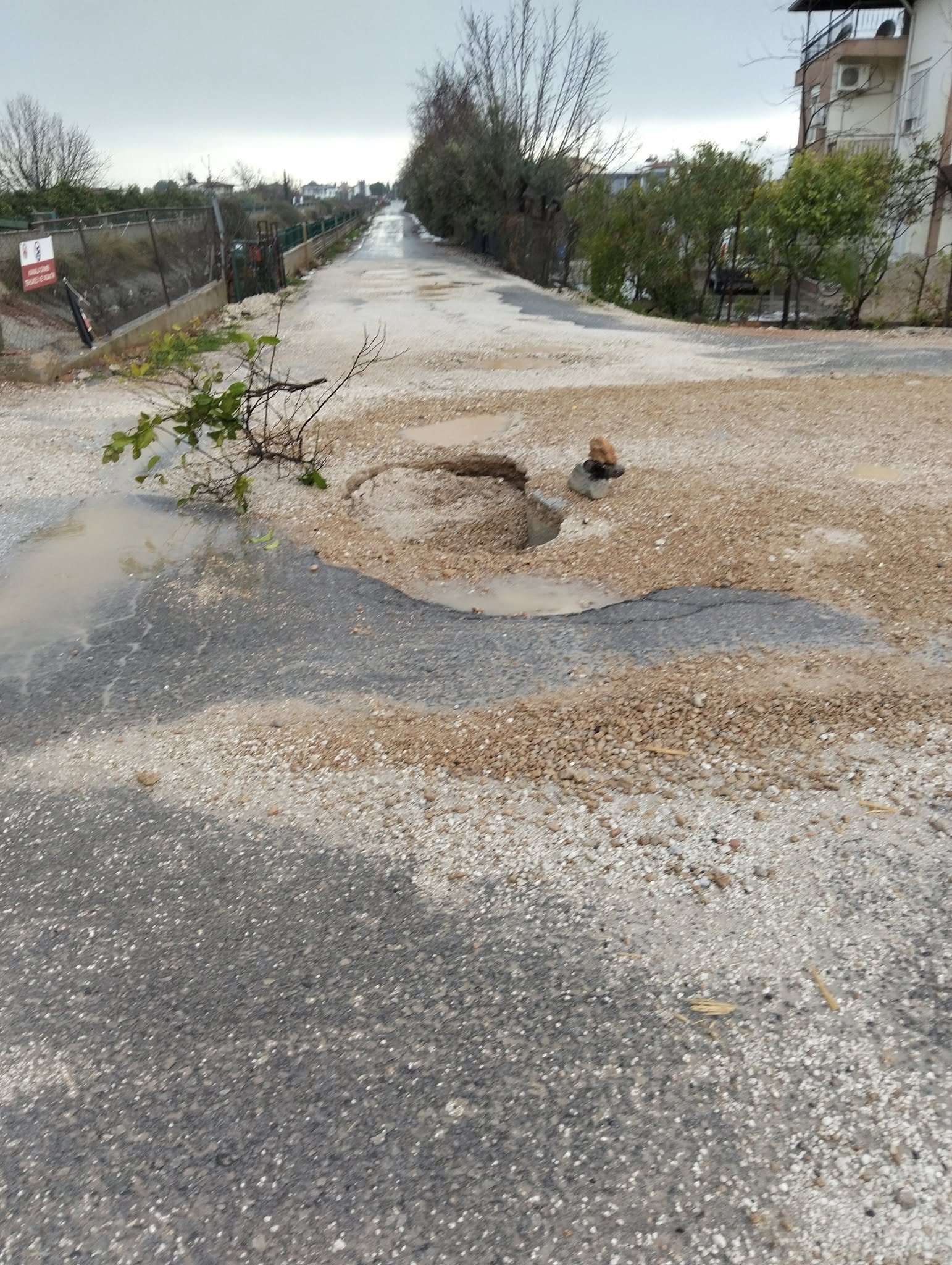 Döşemealtı’nda Yollar Köstebek Yuvasına Döndü (1)