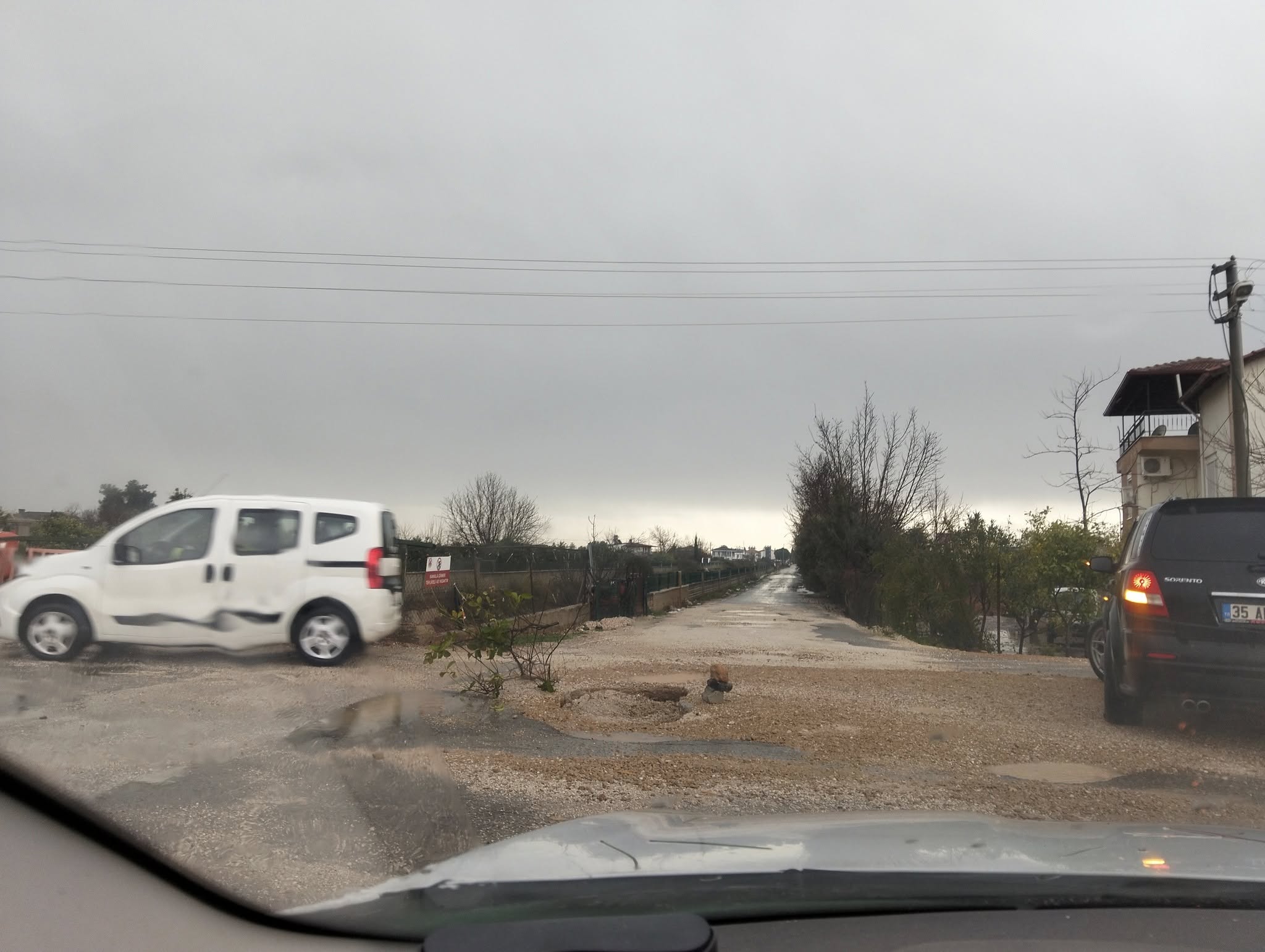 Döşemealtı’nda Yollar Köstebek Yuvasına Döndü (2)