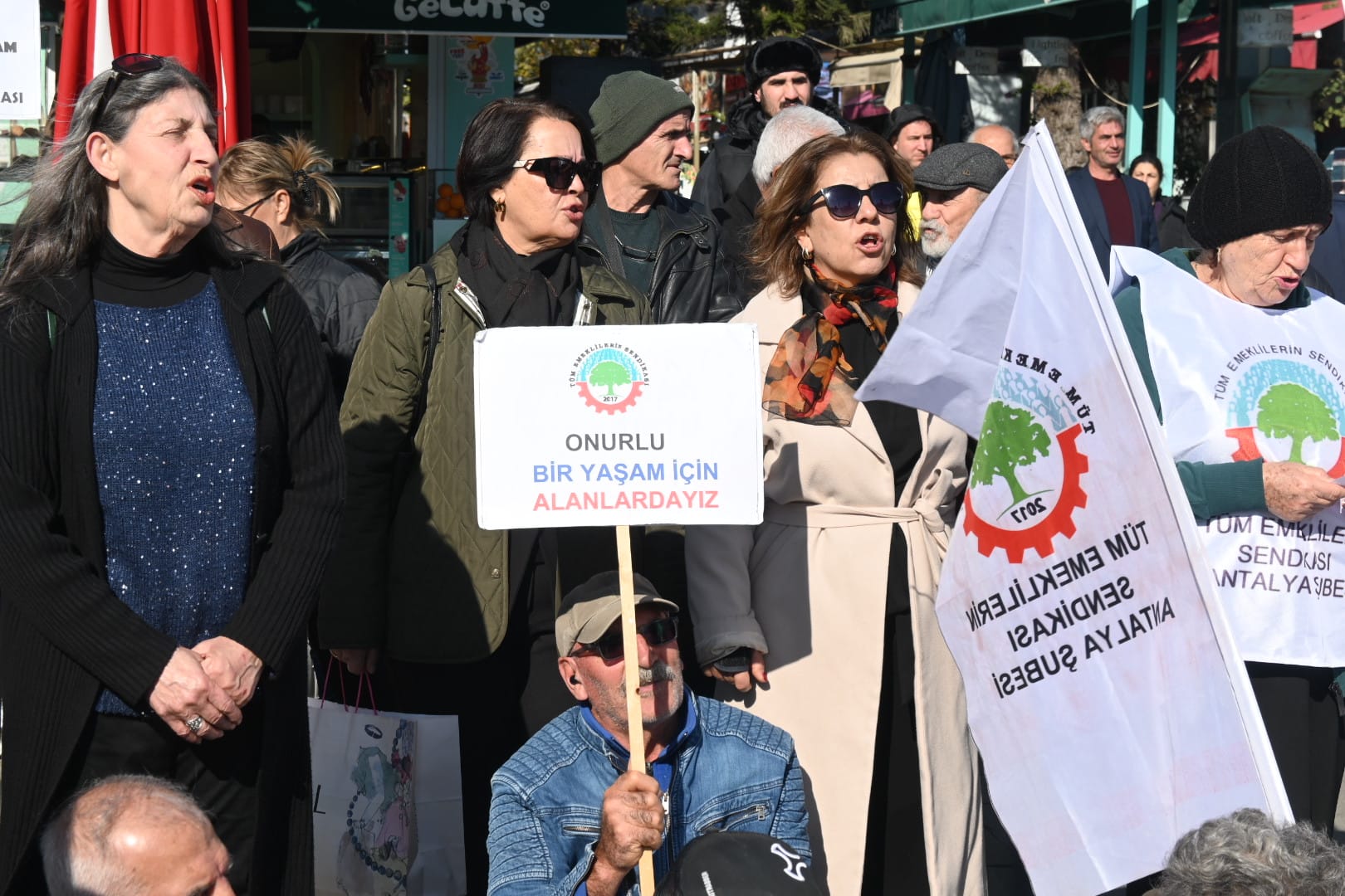 Emeklilerden Iktidara Sert Tepki... Sadaka Değil, Adalet Istiyoruz! (2)