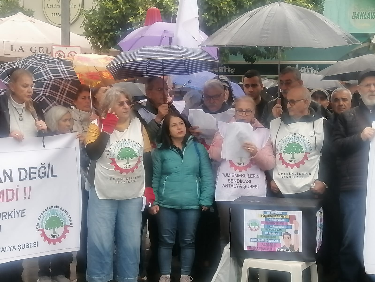 Emeklilerden Iktidara Sert Tepki... Sadaka Değil, Adalet Istiyoruz! (3)