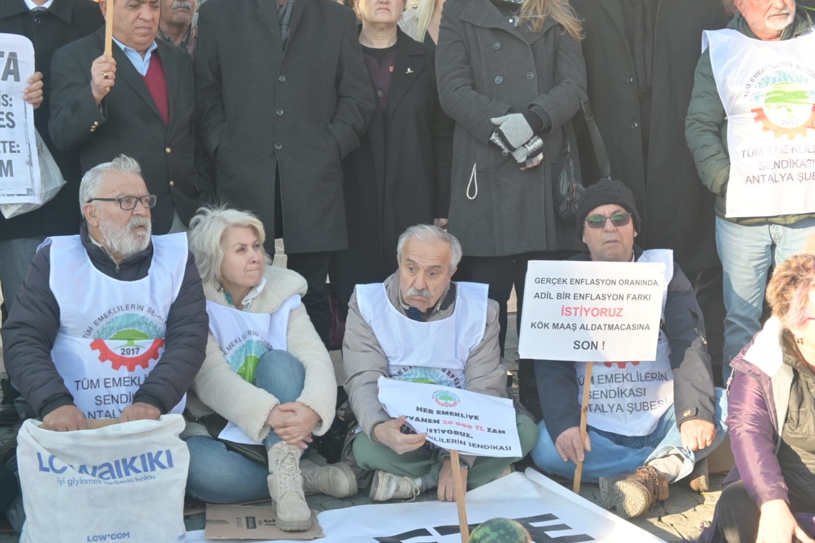 Emeklilerin Hayalleri Değişti! Emekliler Simit Çay Hayali Kuruyor (2)