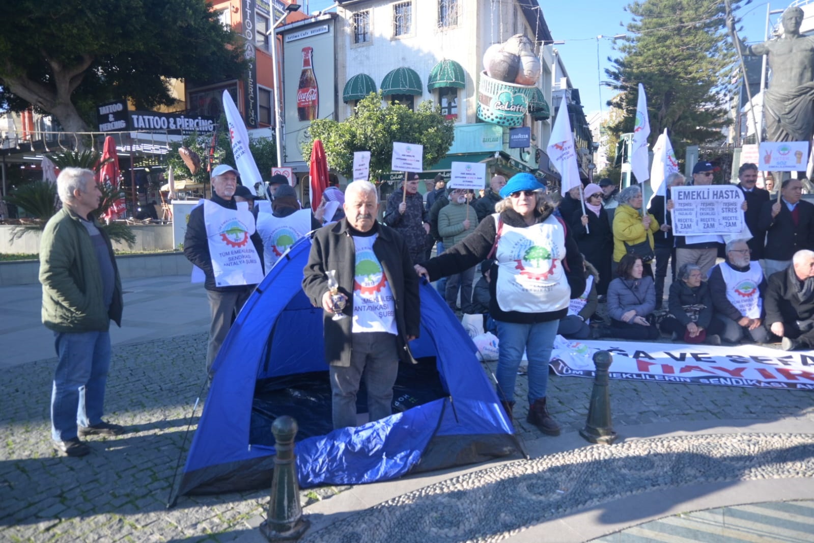 Emeklilerin Hayalleri Değişti! Emekliler Simit Çay Hayali Kuruyor (3)