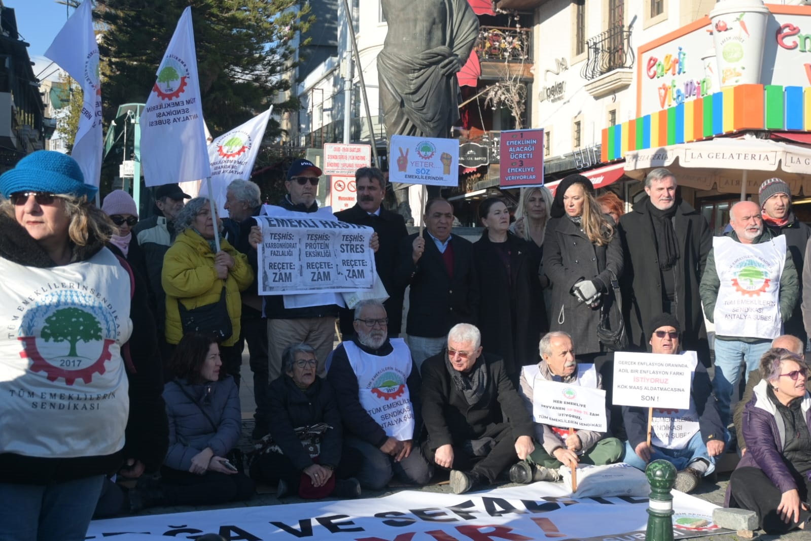 Emeklilerin Hayalleri Değişti! Emekliler Simit Çay Hayali Kuruyor (4)