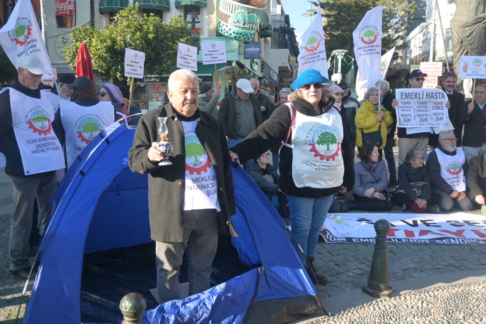 Emeklilerin Hayalleri Değişti! Emekliler Simit Çay Hayali Kuruyor (6)