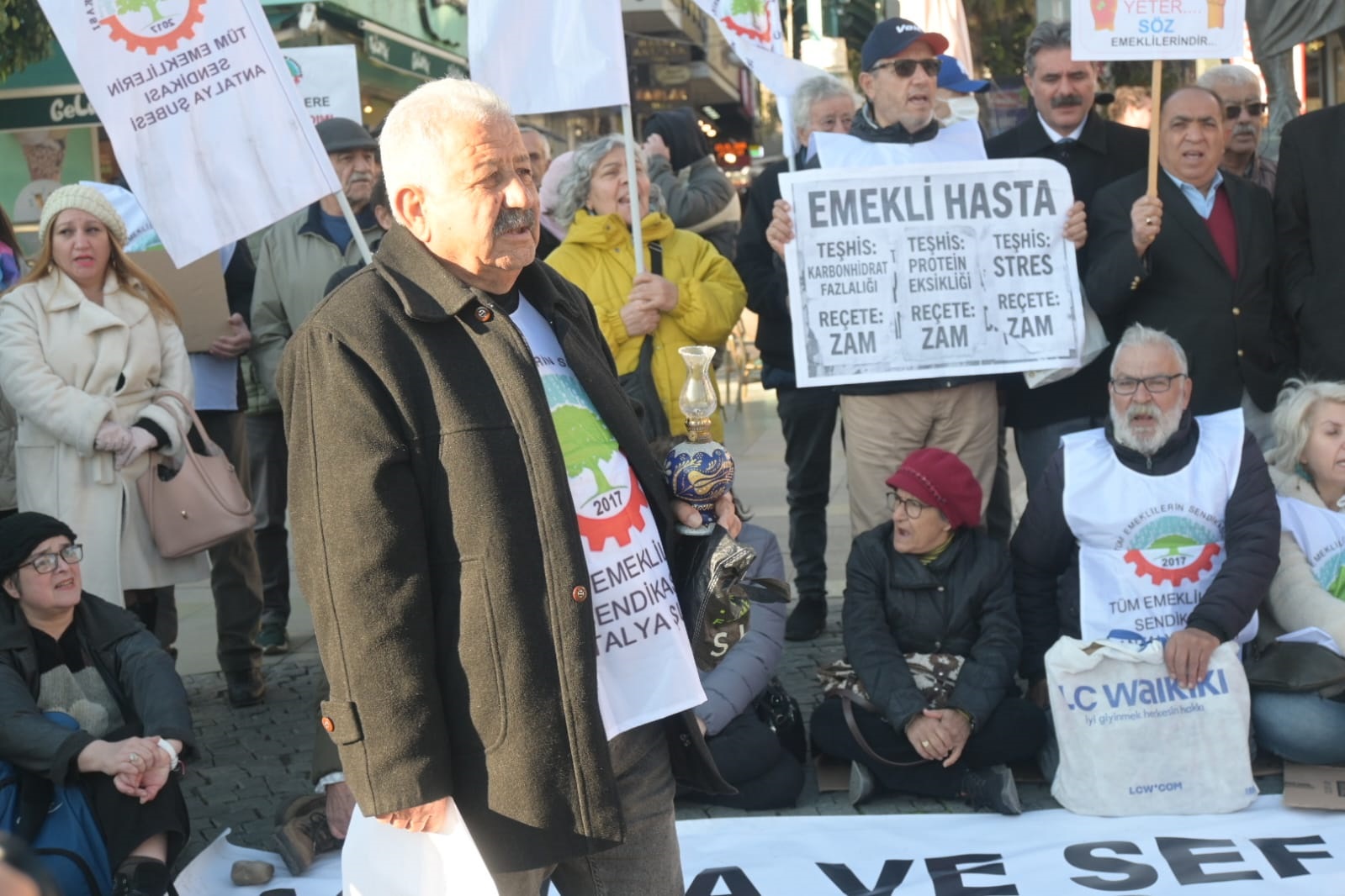 Emeklilerin Hayalleri Değişti! Emekliler Simit Çay Hayali Kuruyor (7)