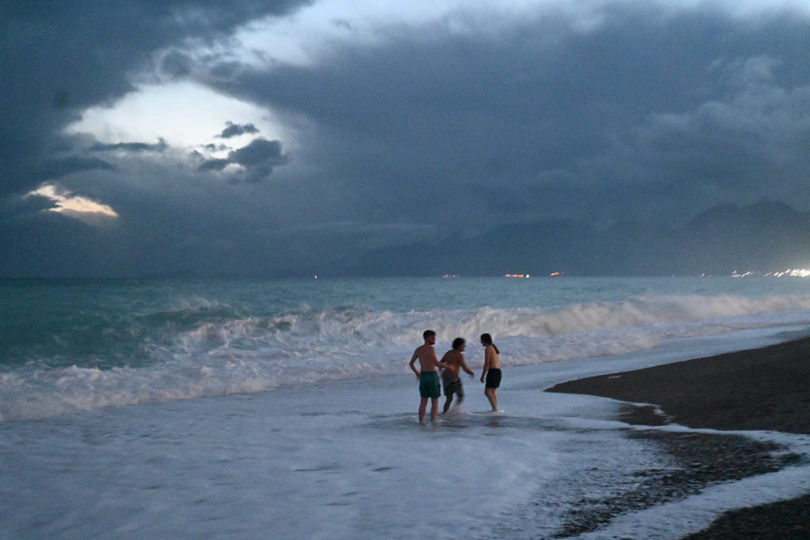 Firtinali Havada Denize Girdiler (1)