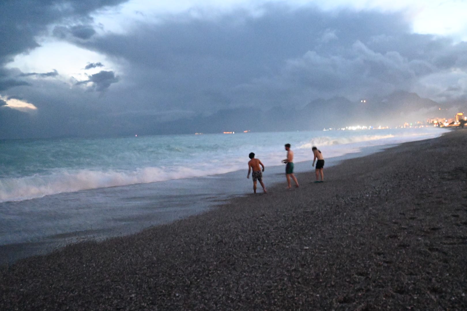 Firtinali Havada Denize Girdiler (2)