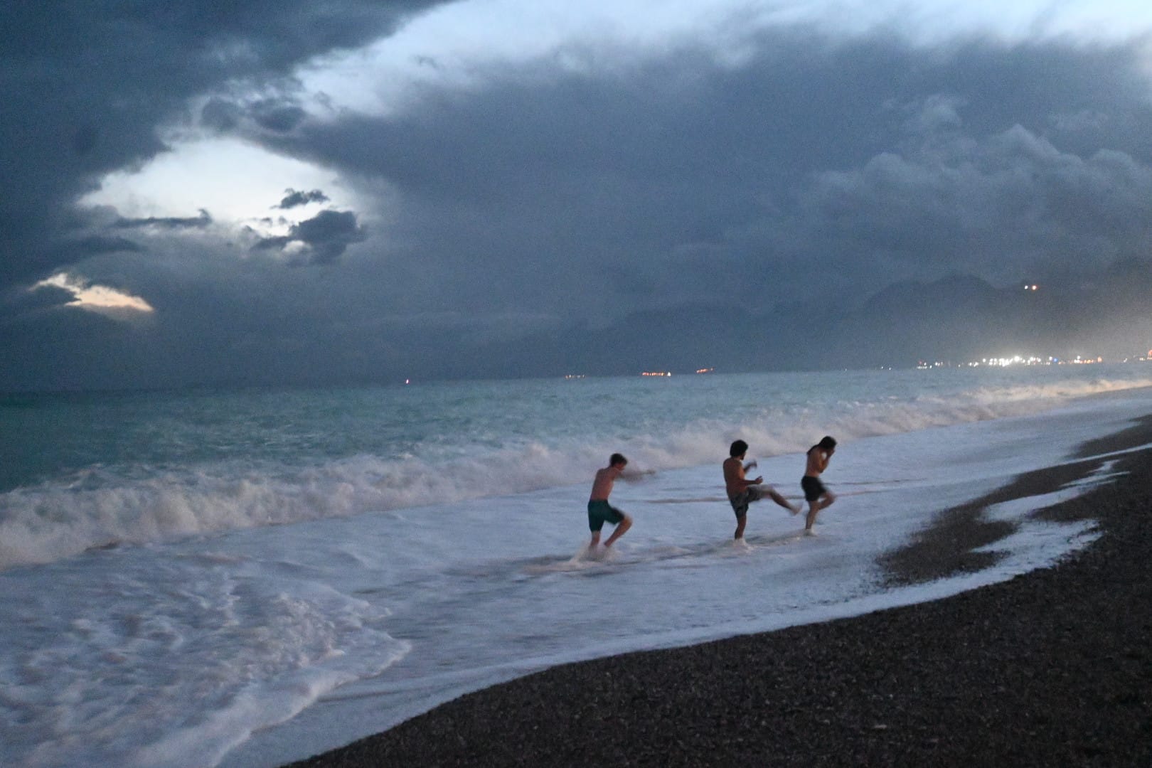 Firtinali Havada Denize Girdiler (3)