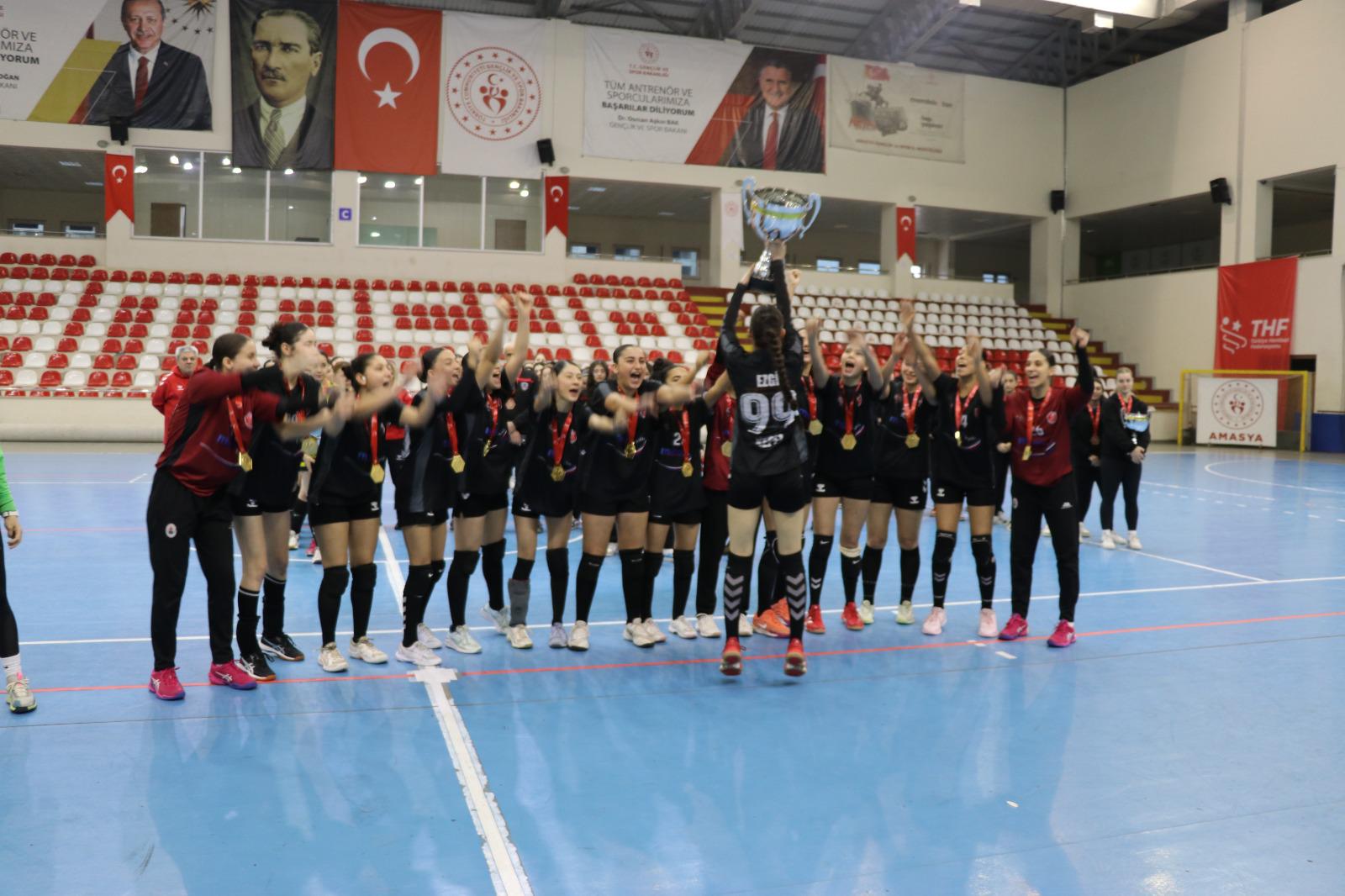 Kepez’in Yıldız Kızları Hentbolda Türkiye Şampiyonu (1)