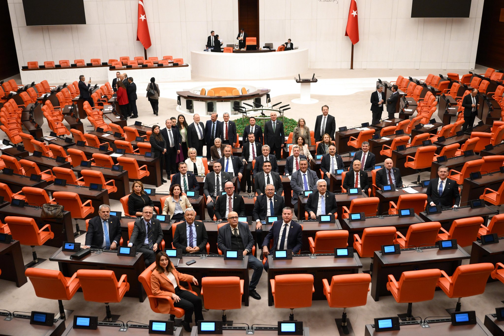 Meclis Kapatildi Chp Nobette (4)