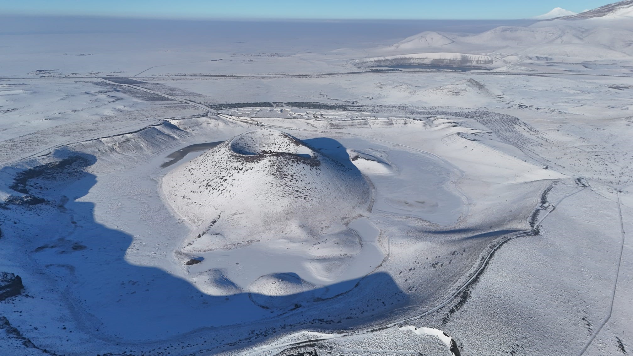 Meke Krater Gölü’ne Kar Yağdı! Karla Birlikte Kartpostallık Manzaralar Oluştu (1)