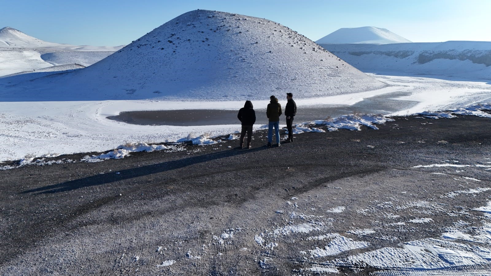 Meke Krater Gölü’ne Kar Yağdı! Karla Birlikte Kartpostallık Manzaralar Oluştu (2)