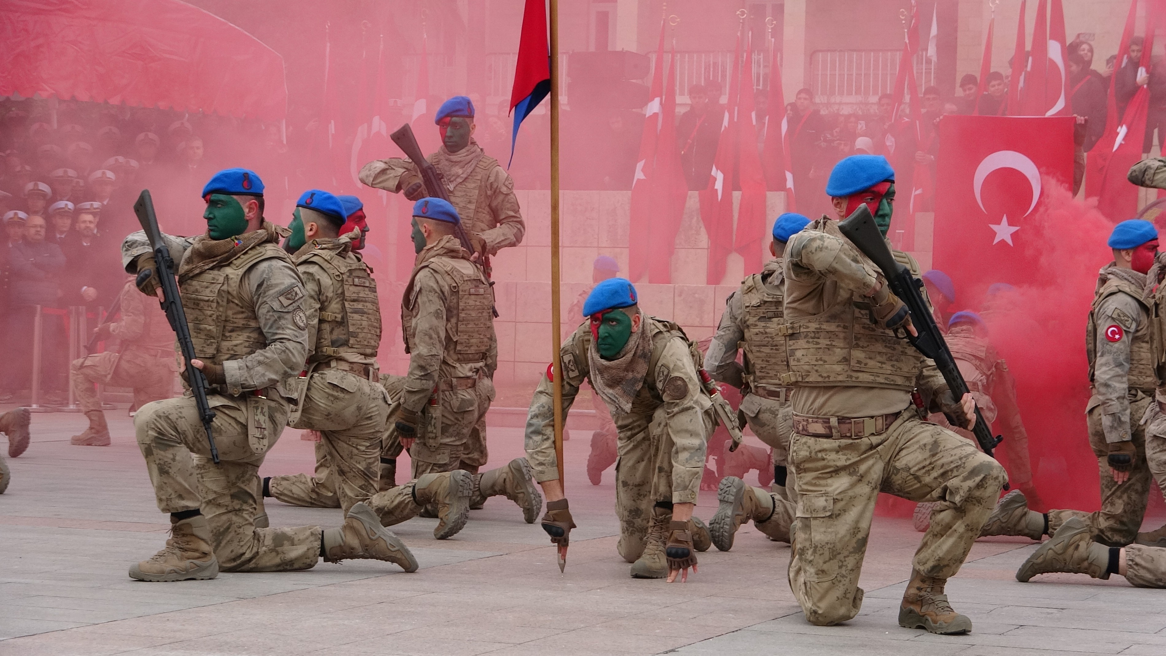 Mersin’de 104. Yıl Coşkusu Jöak’tan Helikopterle Üzüm Salkımı Gösterisi (3)