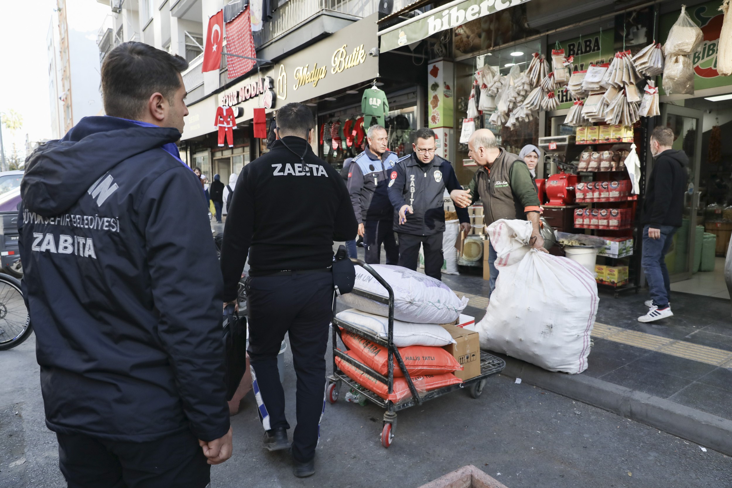 Mersin’de Kaldırım Işgaline Geçit Yok (2)