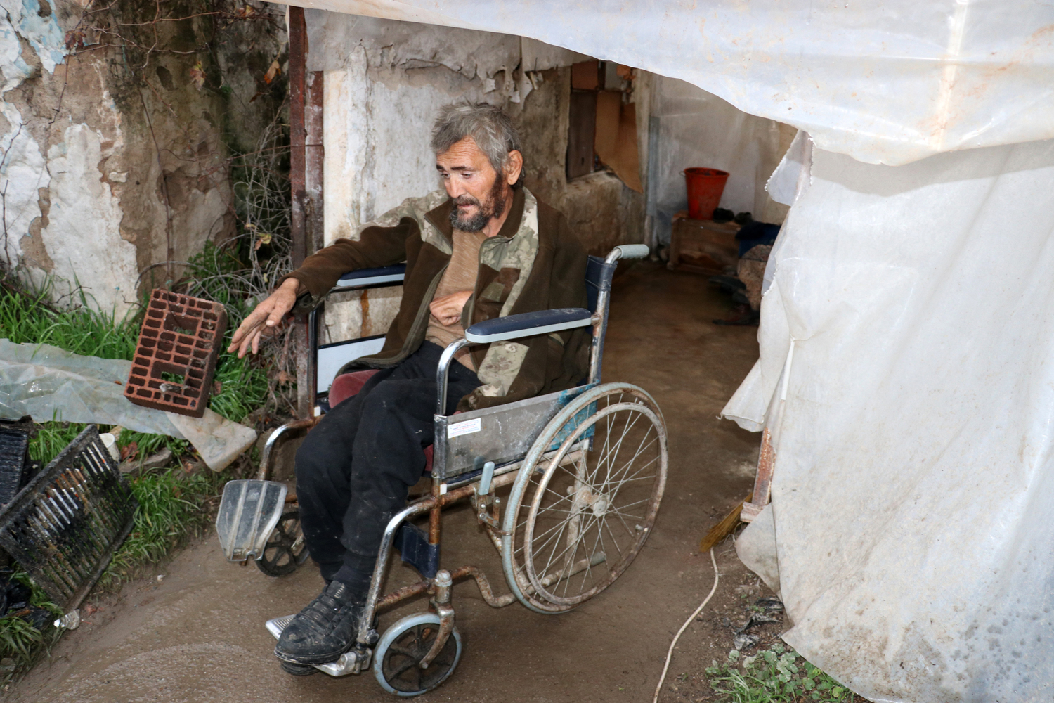 Muşambayla Çevrili Alanda Yaşam Mücadelesi Veren Engelli, Hastaneye Yatırıldı (1)