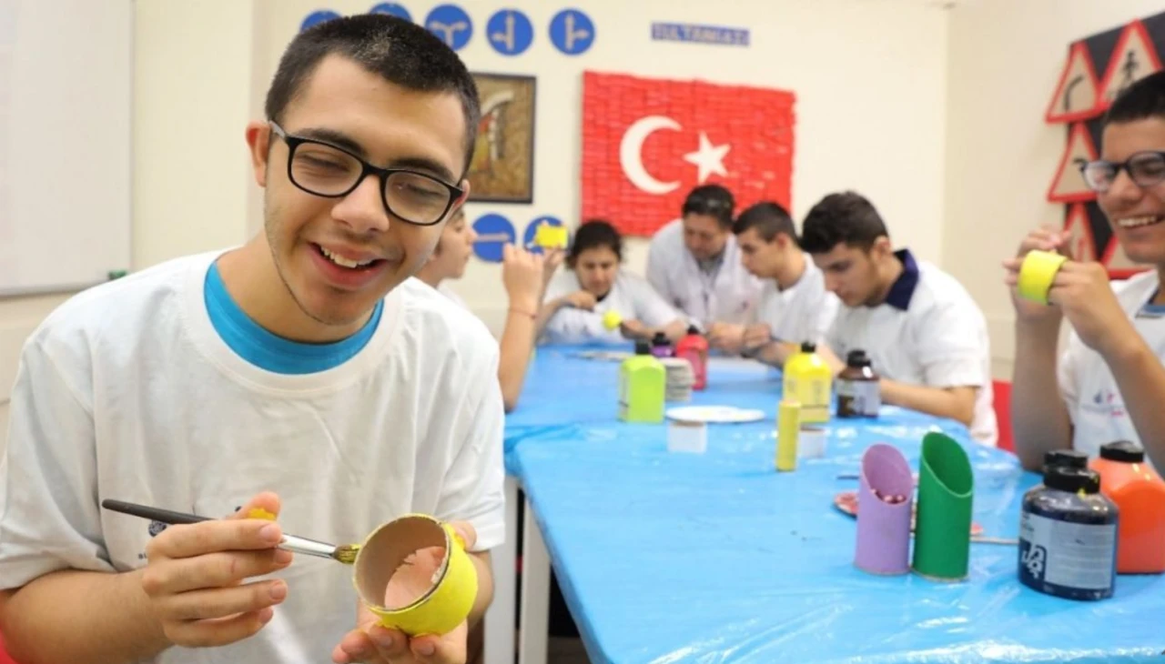 Özel Gereksinimli Bireylerin Eğitim Hakkına Yaş Engeli Tepki Çekti (1)