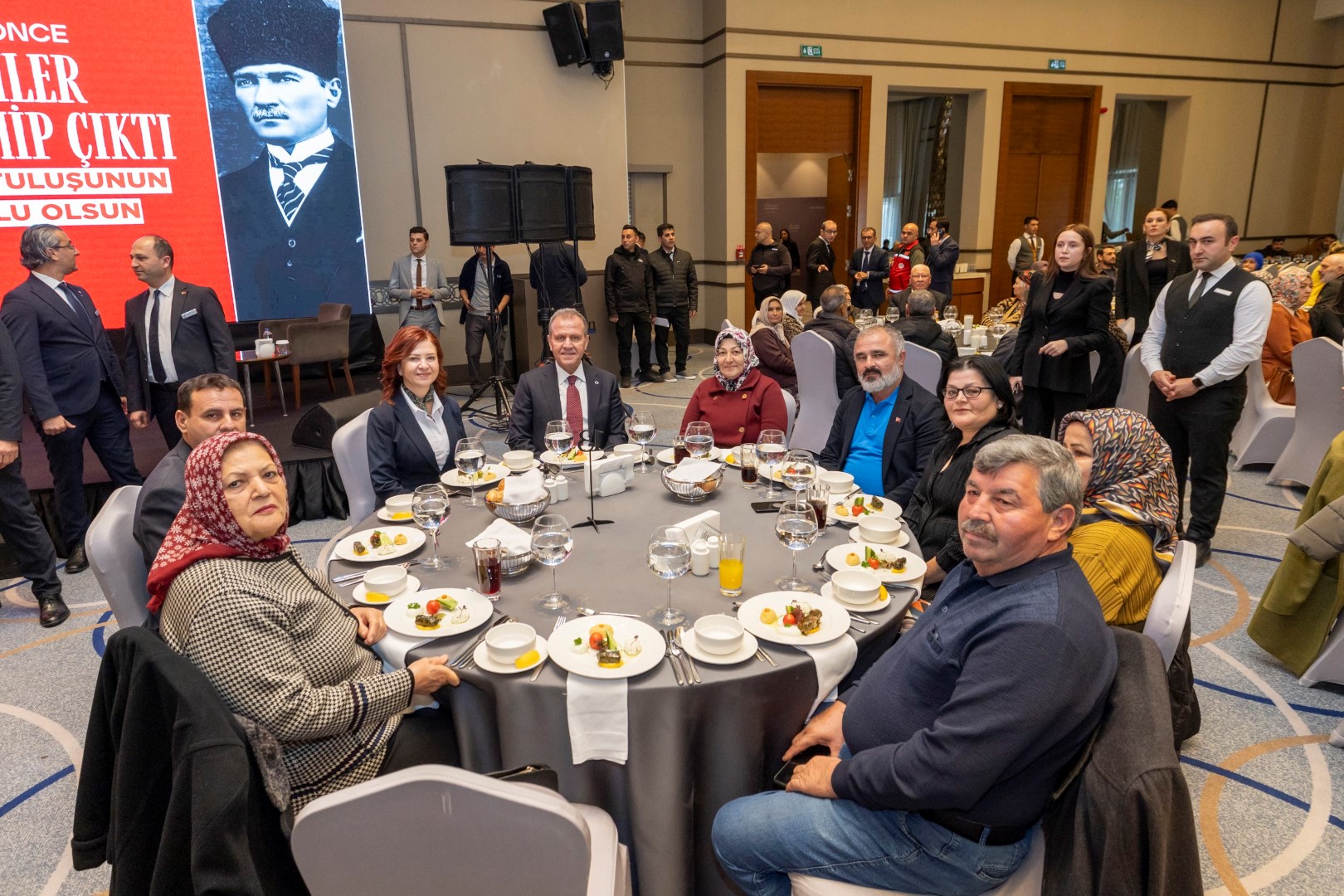 Seçer Şehitlerimiz Bu Ülkenin Onurunu Omuzlarında Taşıdı (2)