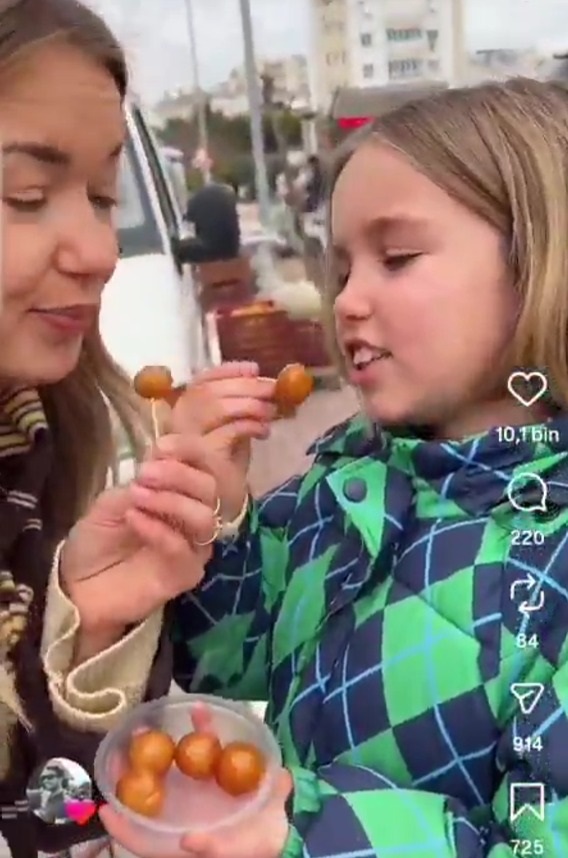 Ünlü Futbolcunun Eşi Bu Kez Lokmayı Tanıttı (1)İi̇i̇