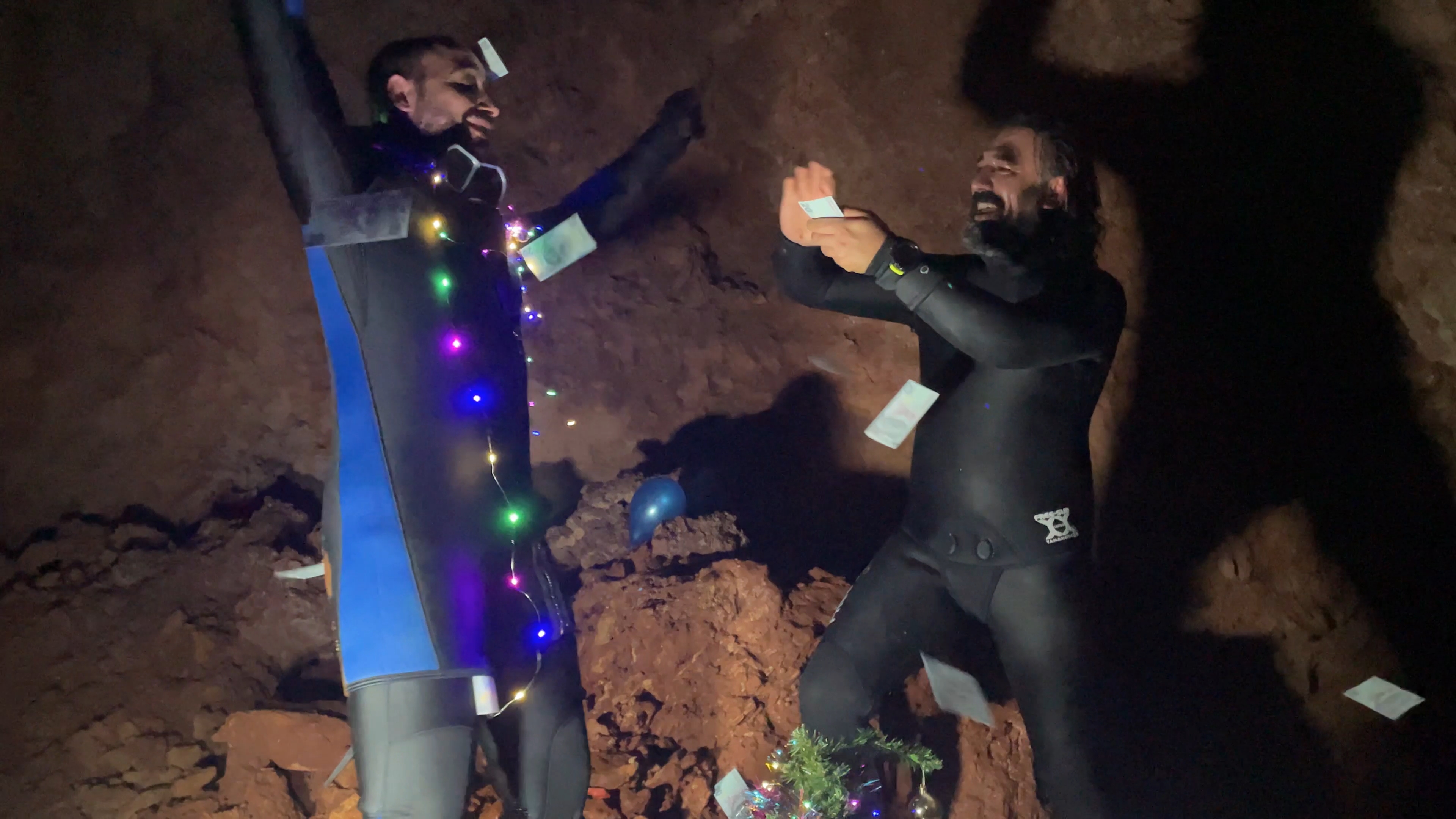 Yeni Yılı Su Altı Mağarasında Karşıladılar (3)