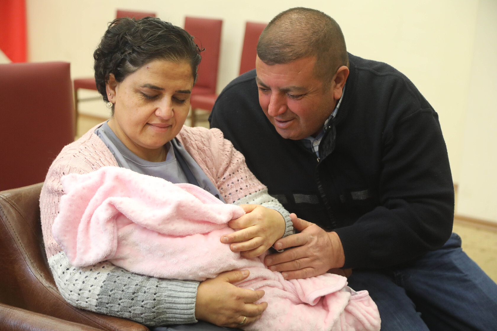 Yıldız Çifti Bu Kez De Emine’ye Sıcak Yuva Oldu (3)