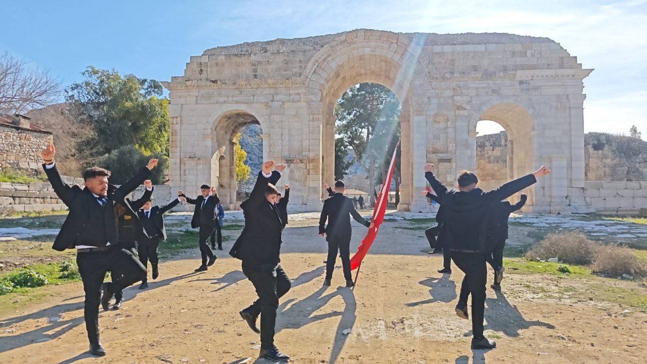 Adana’da Öğrenciler Zeybek Oynadı (2)