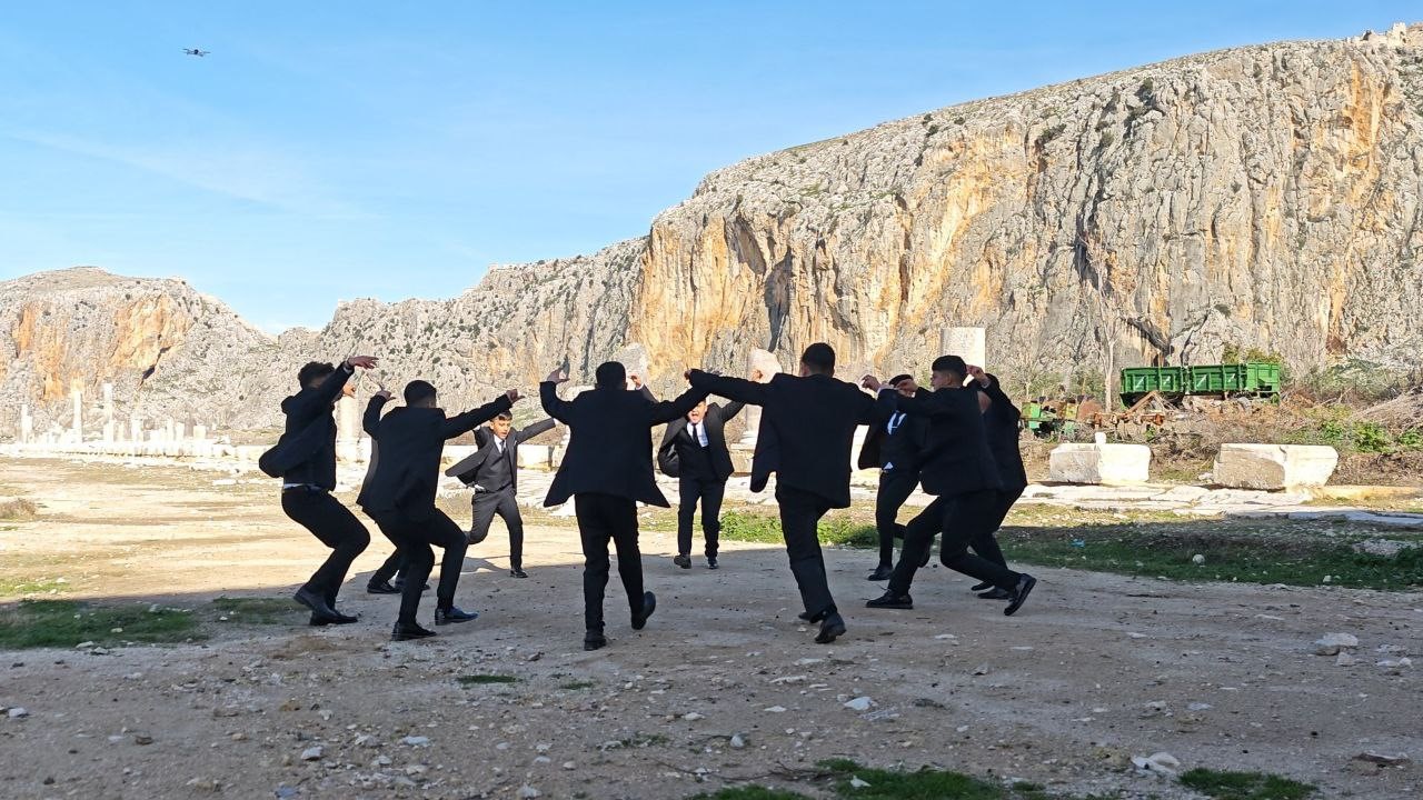 Adana’da Öğrenciler Zeybek Oynadı (4)