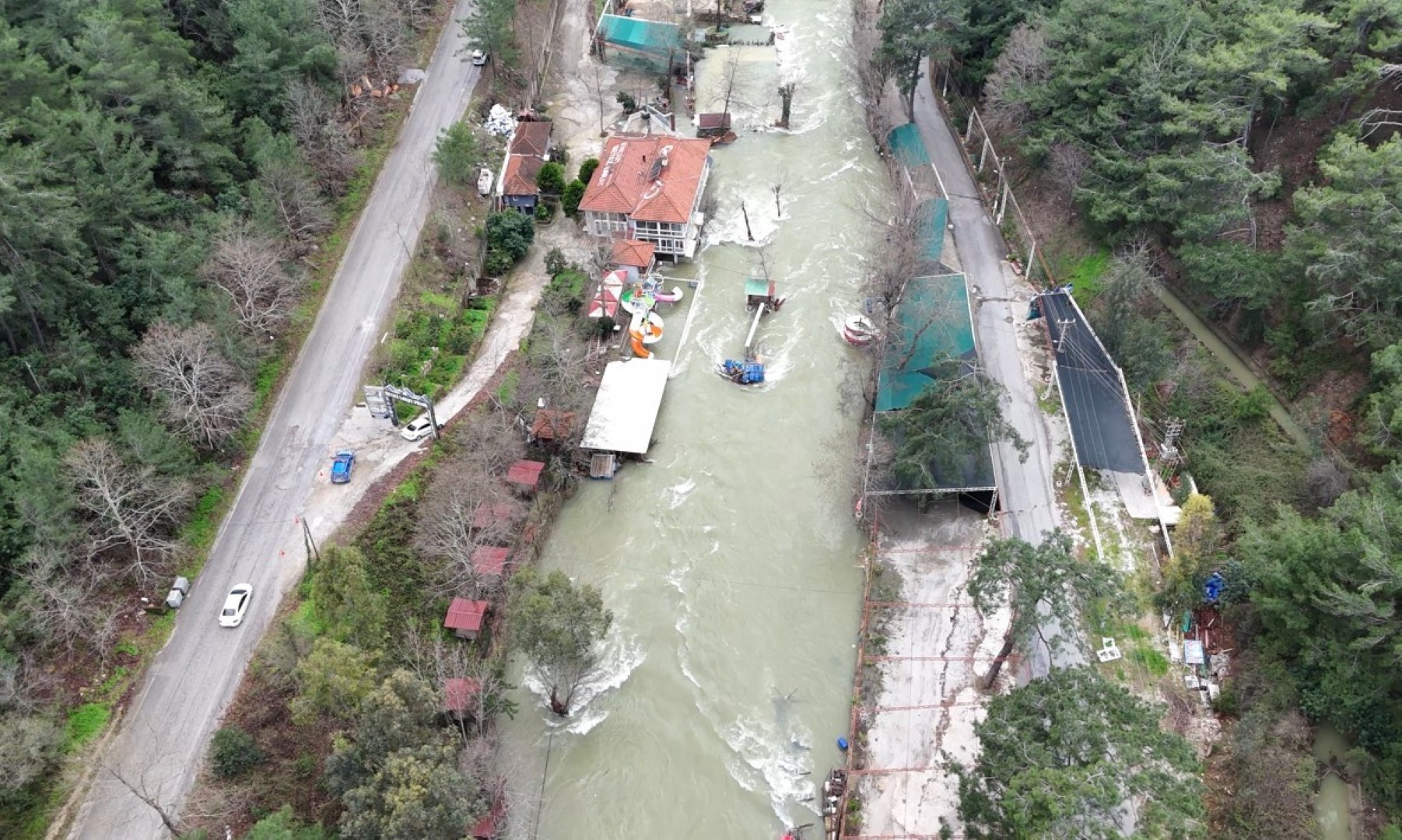 Alanya'da Debi Yükseldi, Çay Kenarındaki Işletmeler Sele Kapıldı (2)