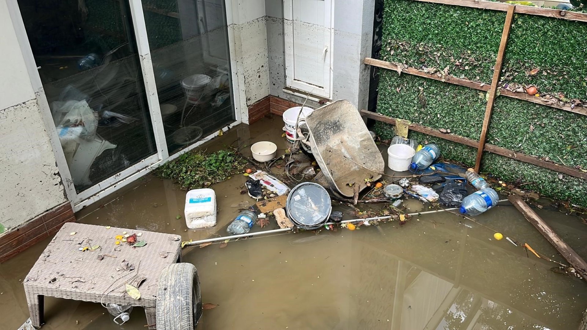 Alanya'da Debi Yükseldi, Çay Kenarındaki Işletmeler Sele Kapıldı (4)