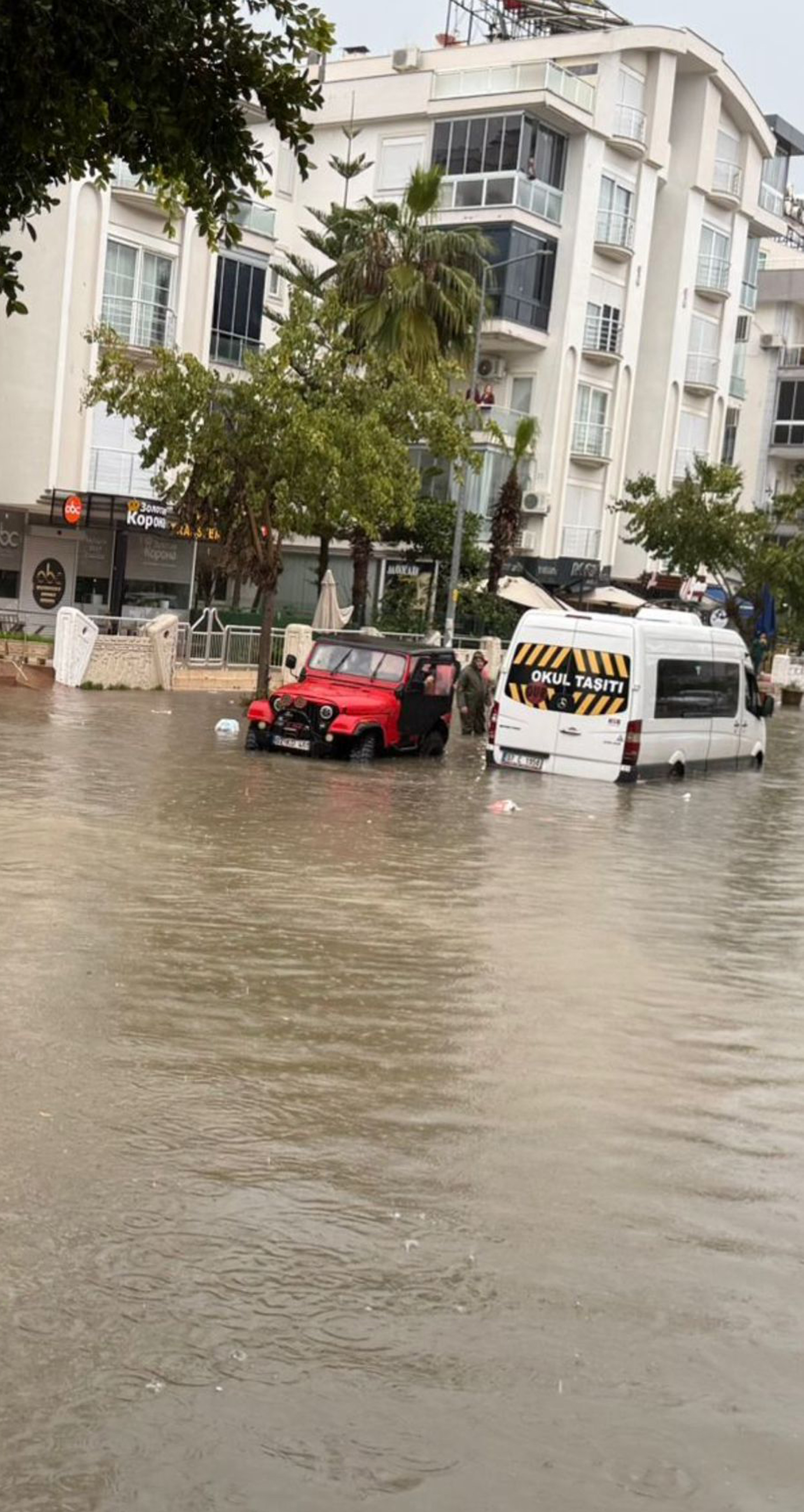 Antalya Bugün Kabusu Yaşıyor! Okullar Tatil Edildi Ilçeler Sular Altında Kaldı (7)