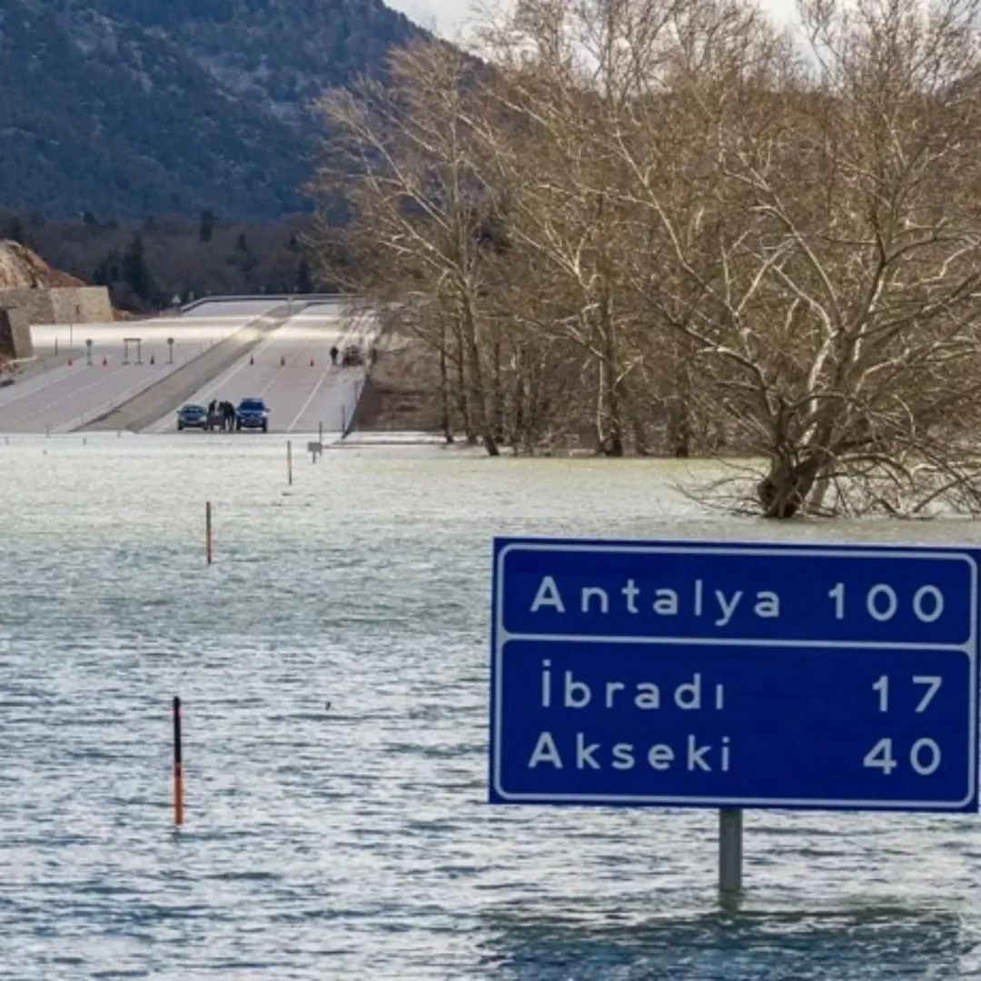 Antalya Konya Yolu Trafige Kapatildi (2)