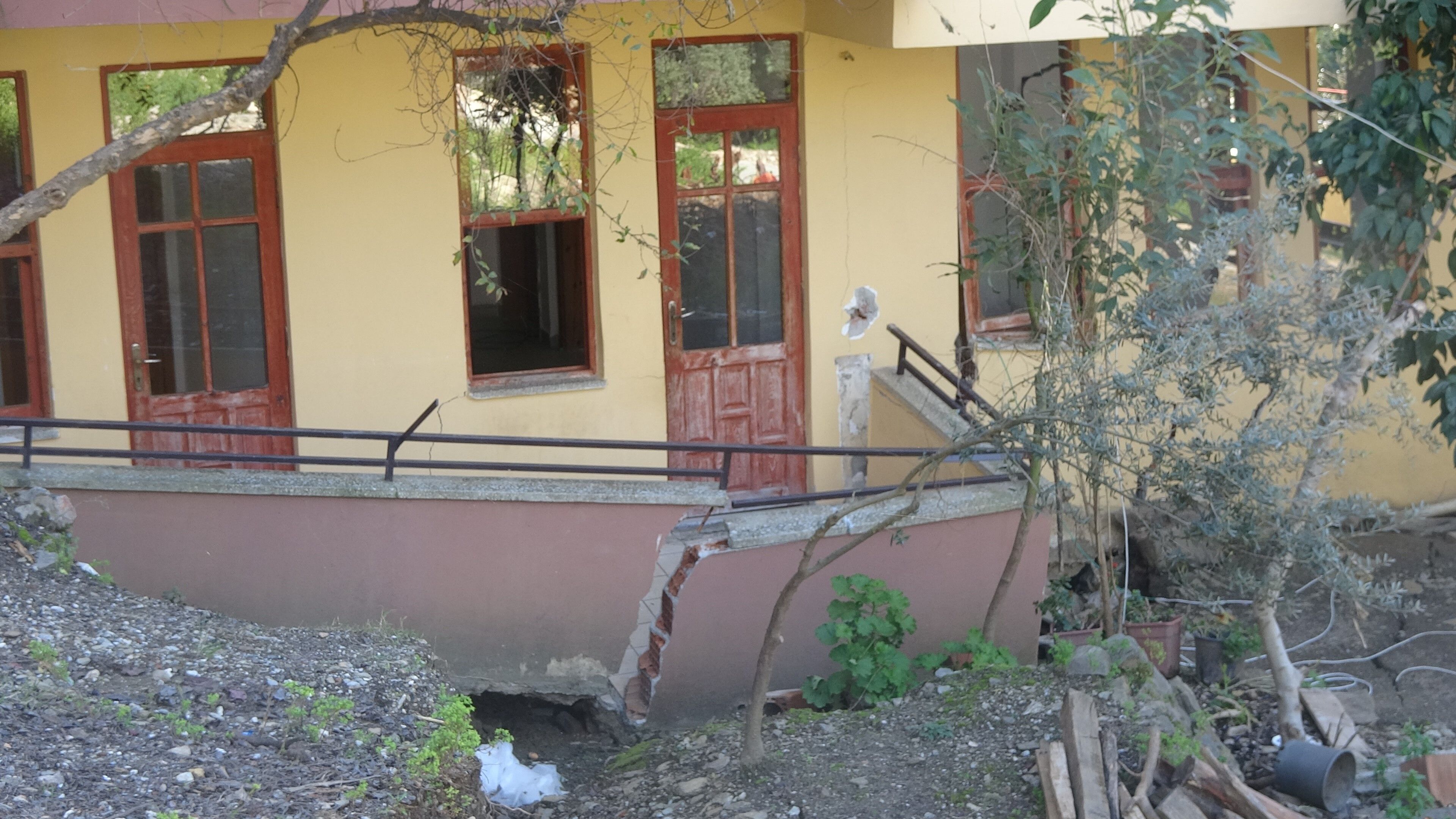 Antalya’da 3 Bina Tedbir Amaçlı Tahliye Edildi (1)