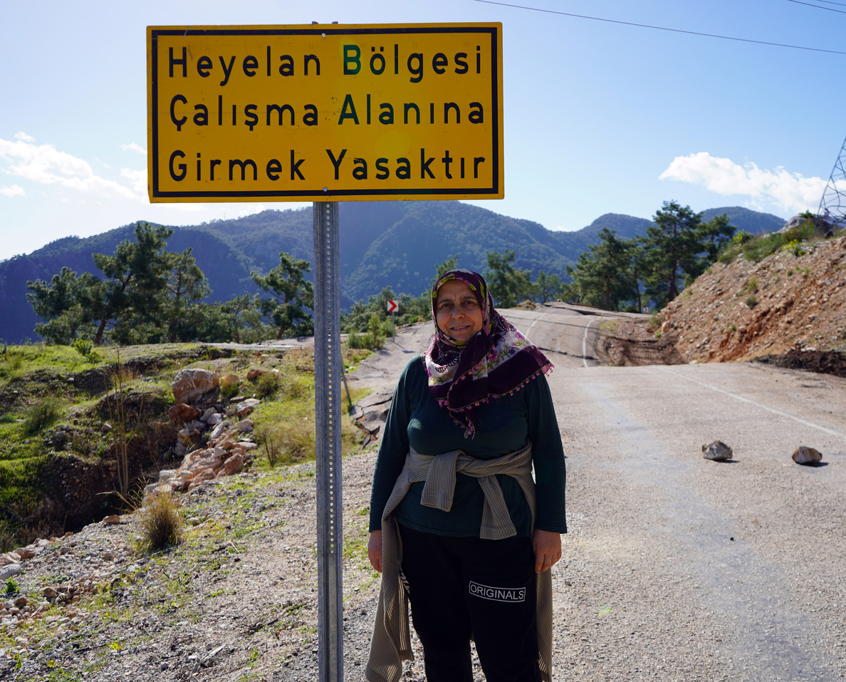 Antalya’da Asfalt Yolu Çöktü (1)-1