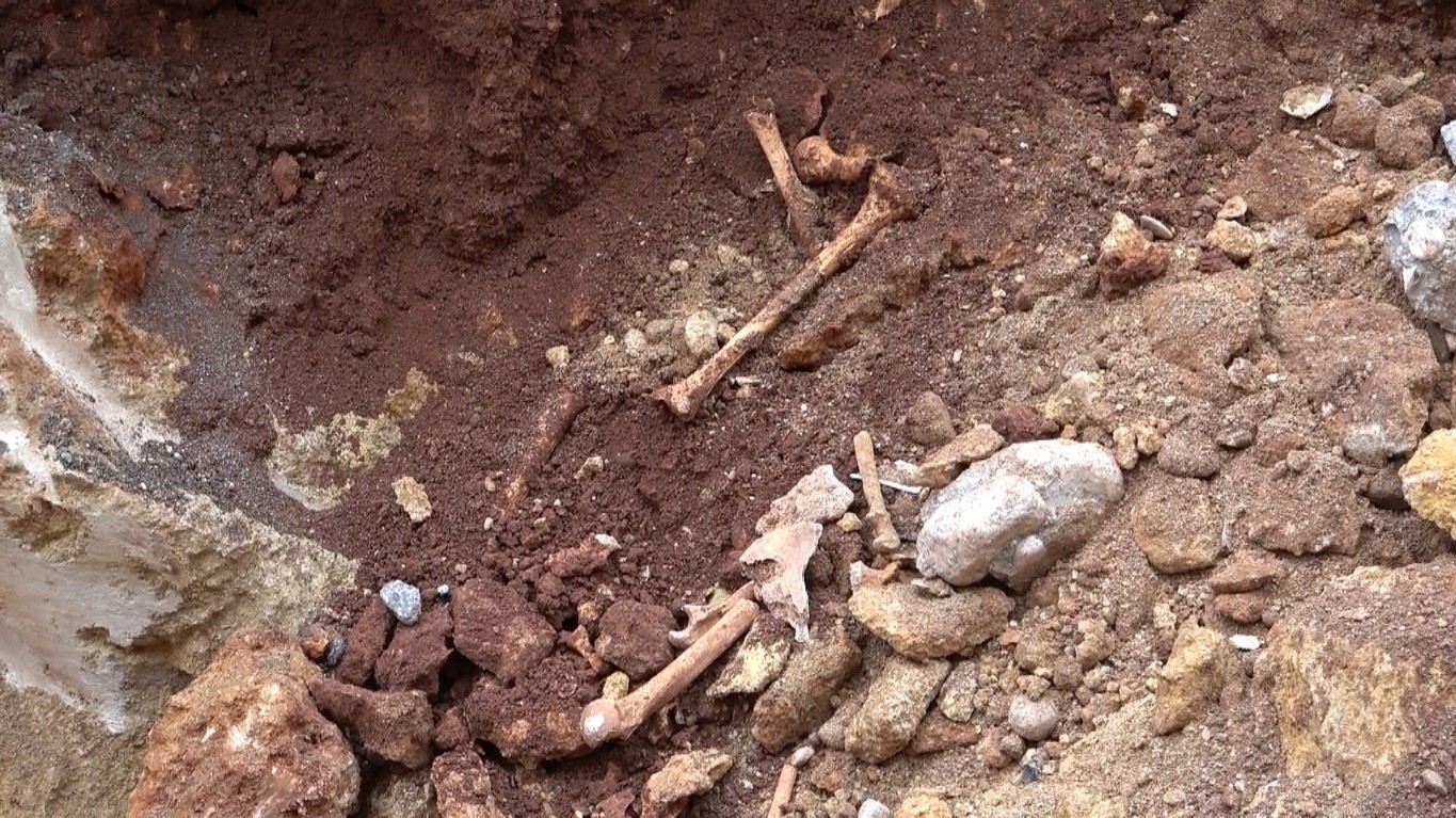 Antalya'da Belediye Kazısında Kemik Parçaları Bulundu (4)